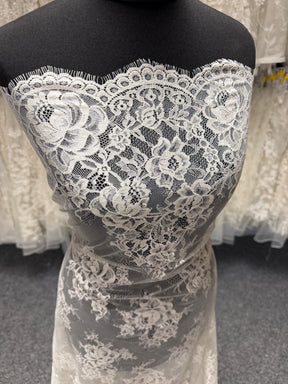 Dentelle Raschel ivoire - P378