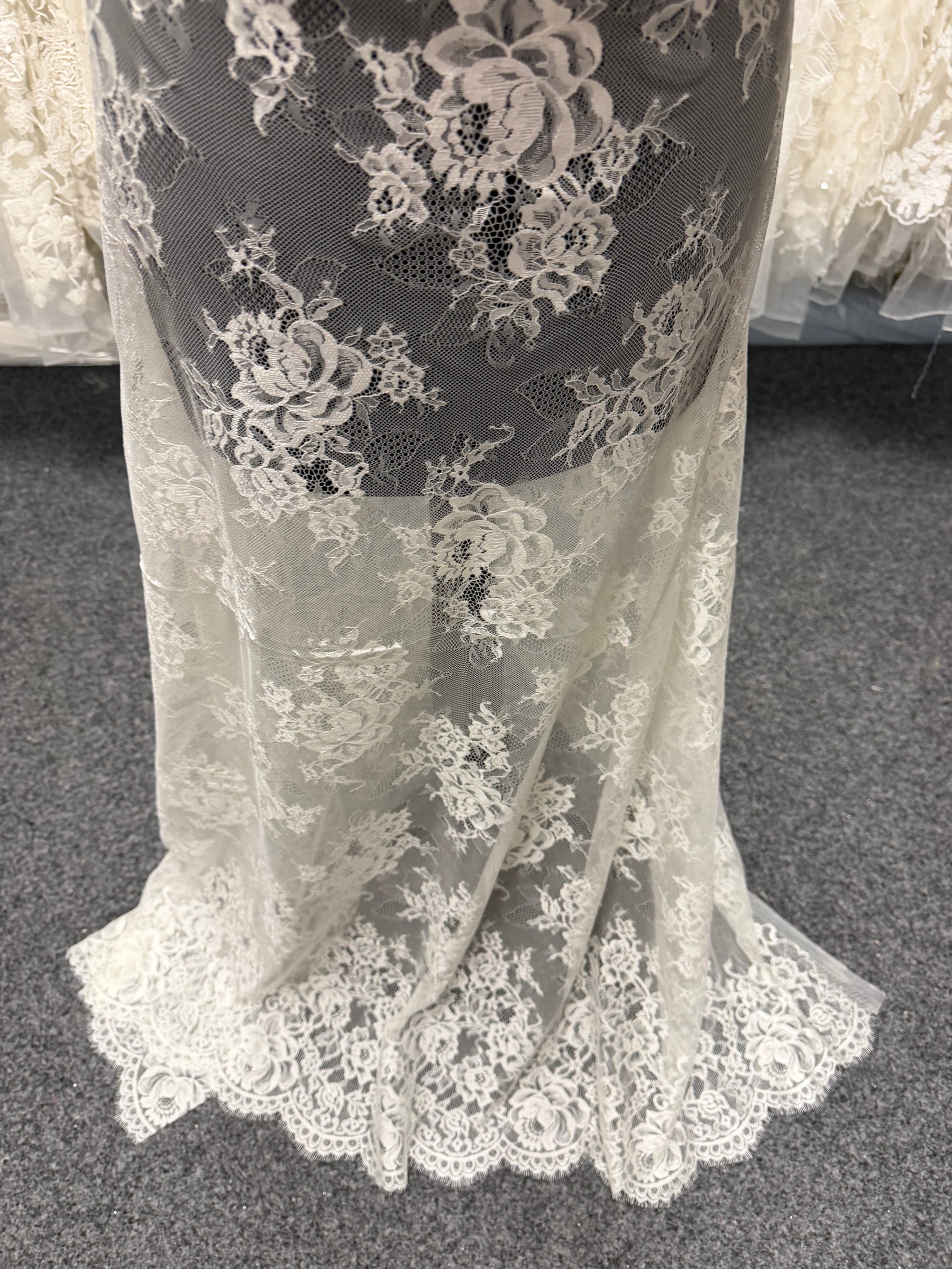 Dentelle Raschel ivoire - P378