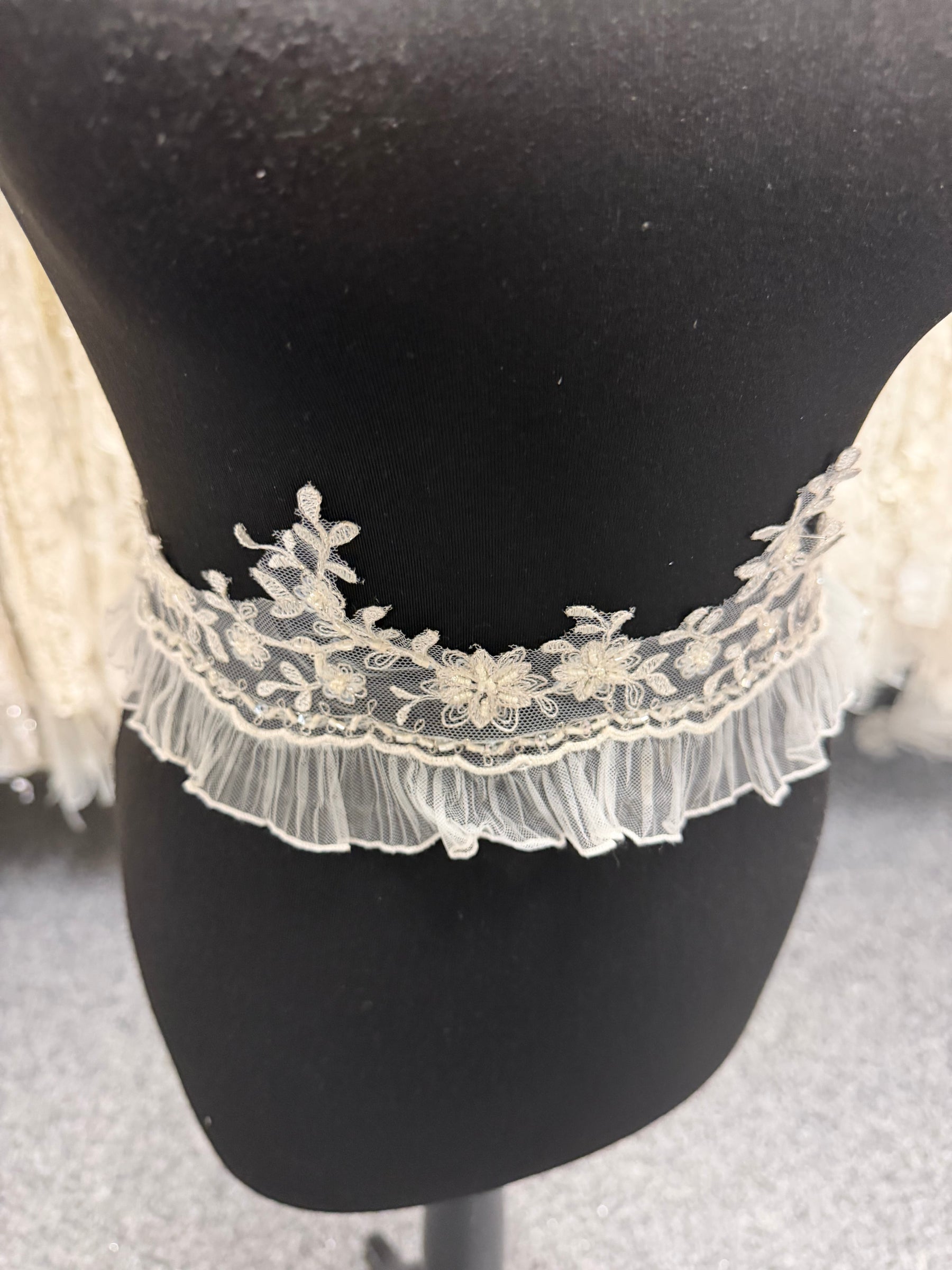 Bordure en tulle plissé perlé et à paillettes Ivoire/Argent - T278