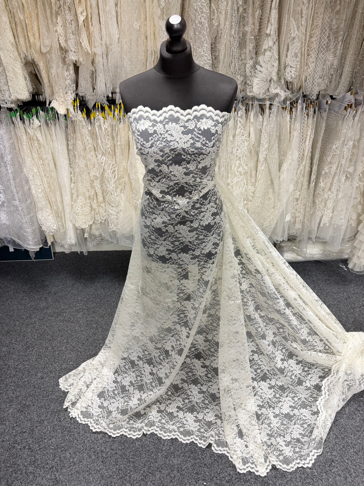 Dentelle Raschel Ivoire Foncé - P384