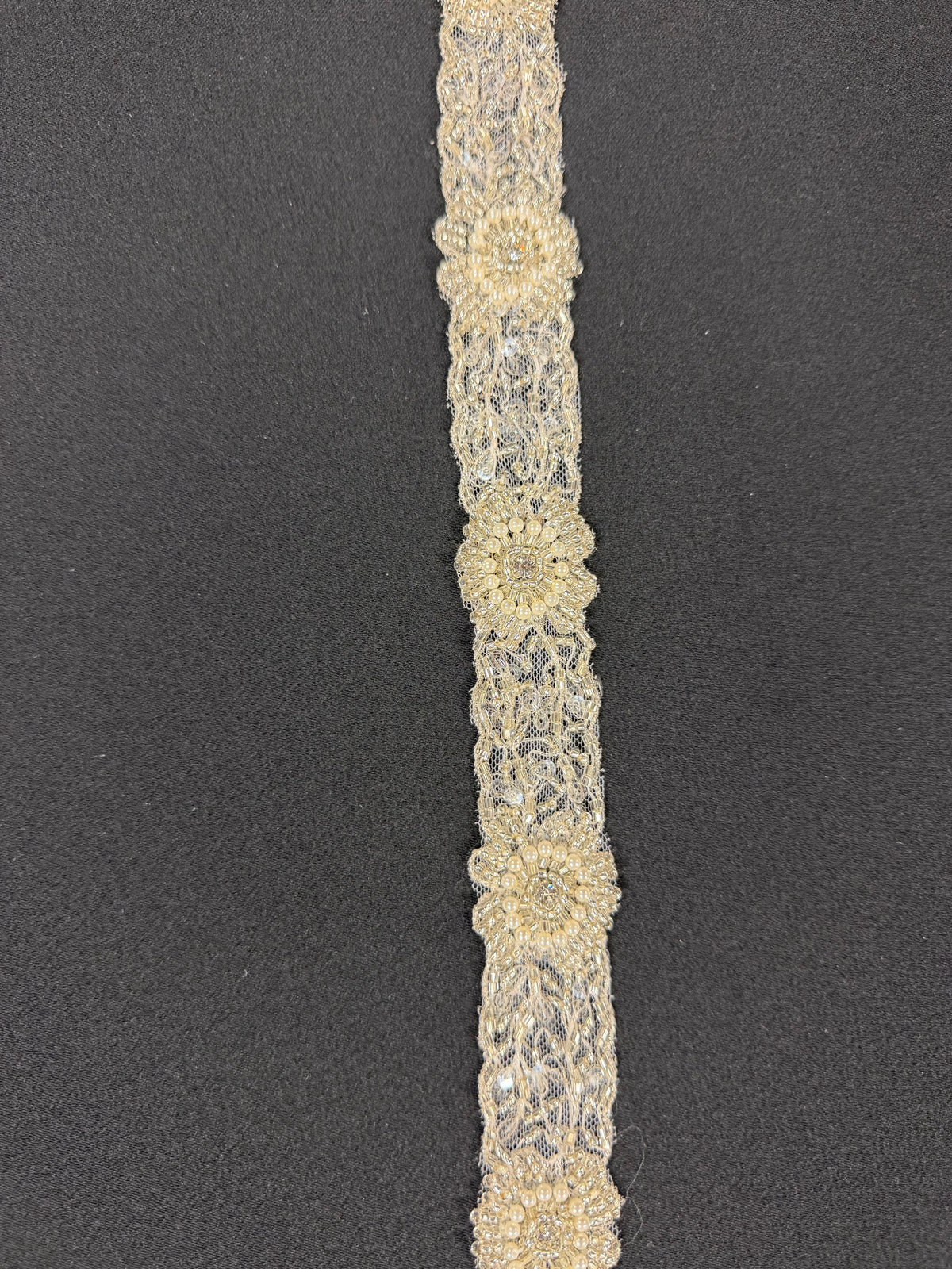 Bordure à perles et sequins ivoire/cristal - T194