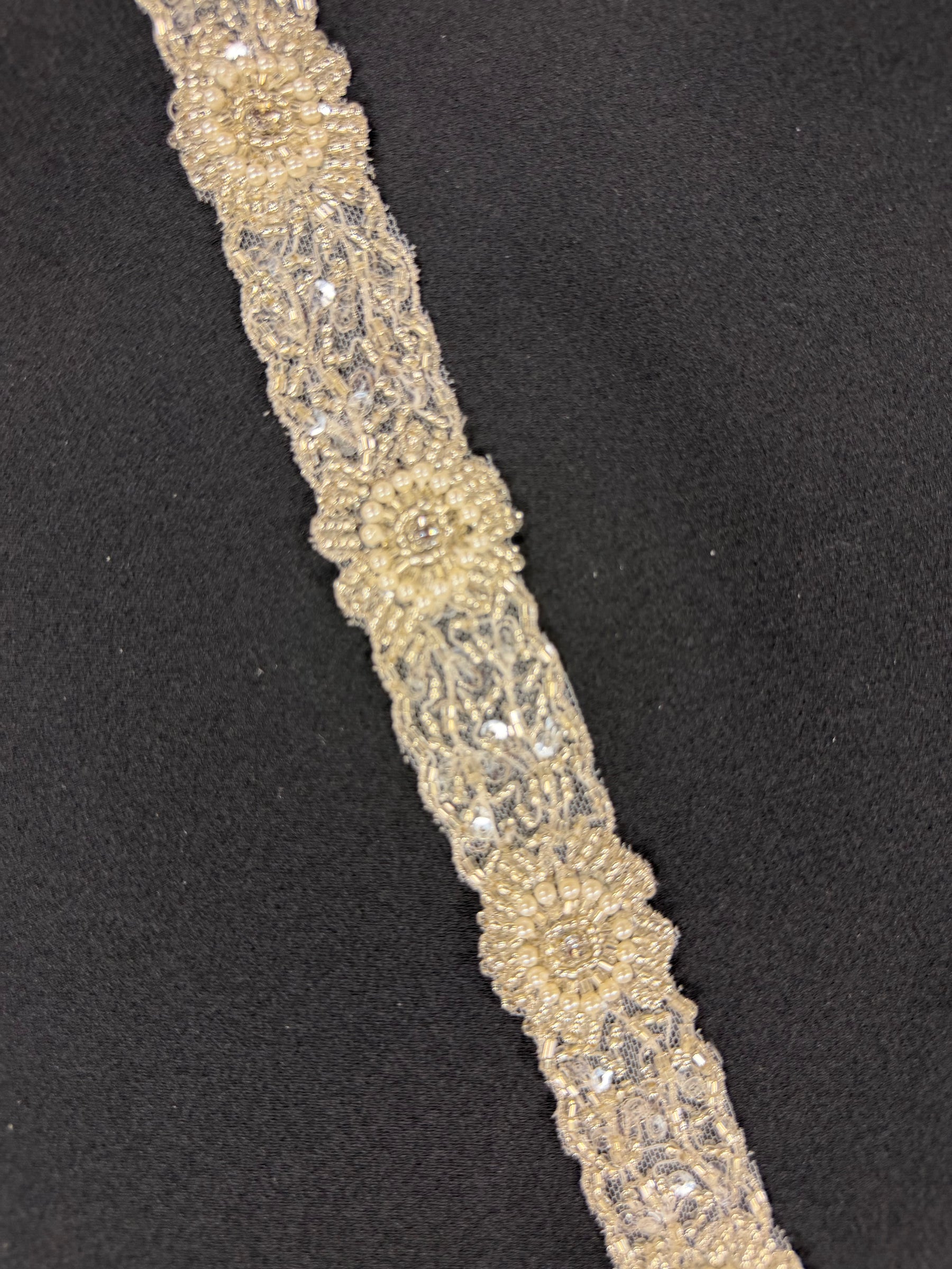 Bordure à perles et sequins ivoire/cristal - T194