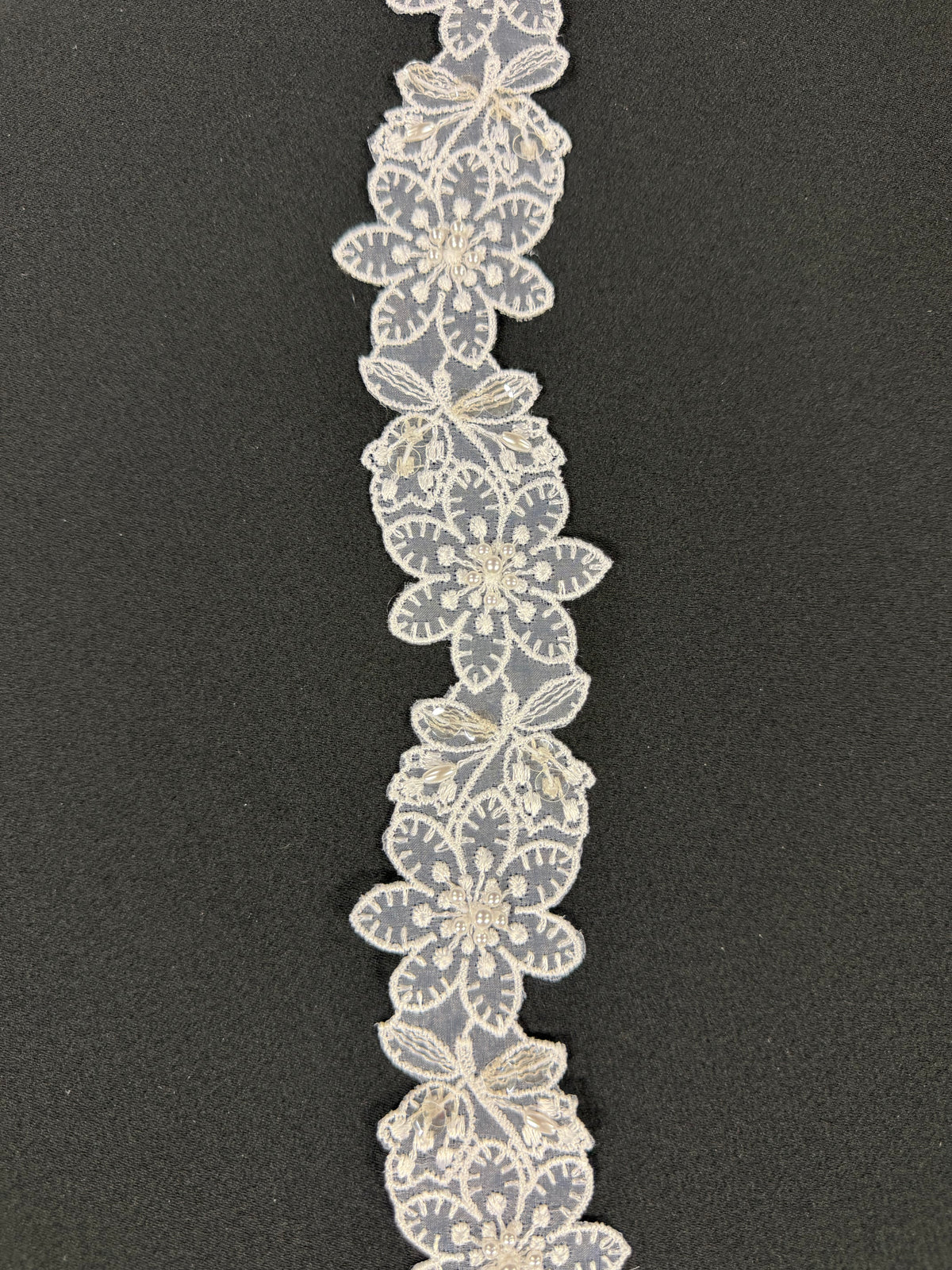 Bordure blanche à perles et sequins - T12