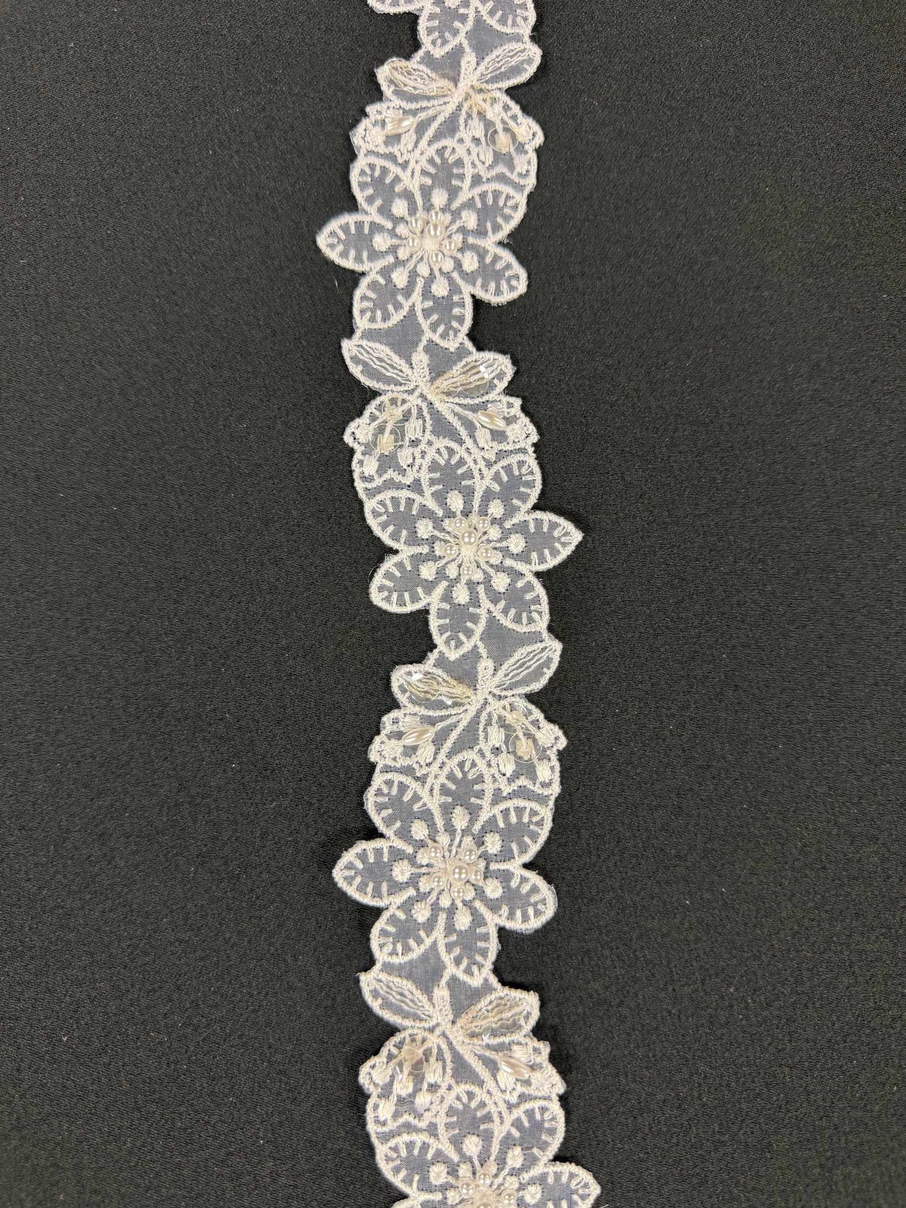 Bordure blanche à perles et sequins - T12