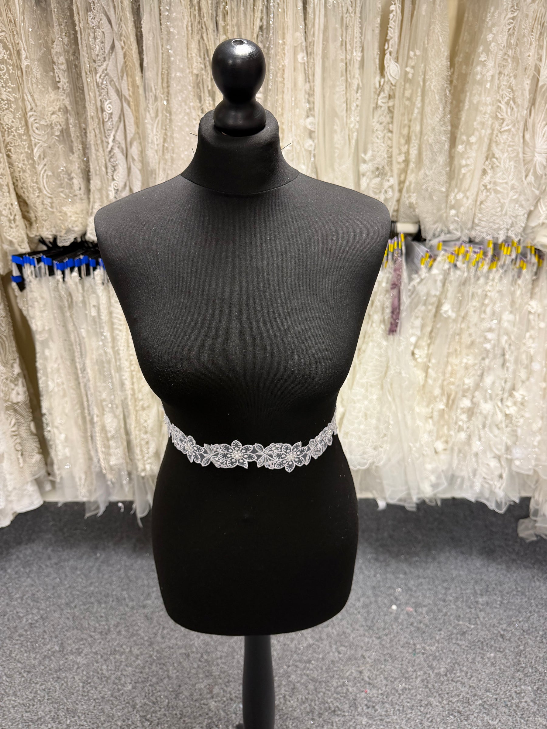 Bordure blanche à perles et sequins - T12