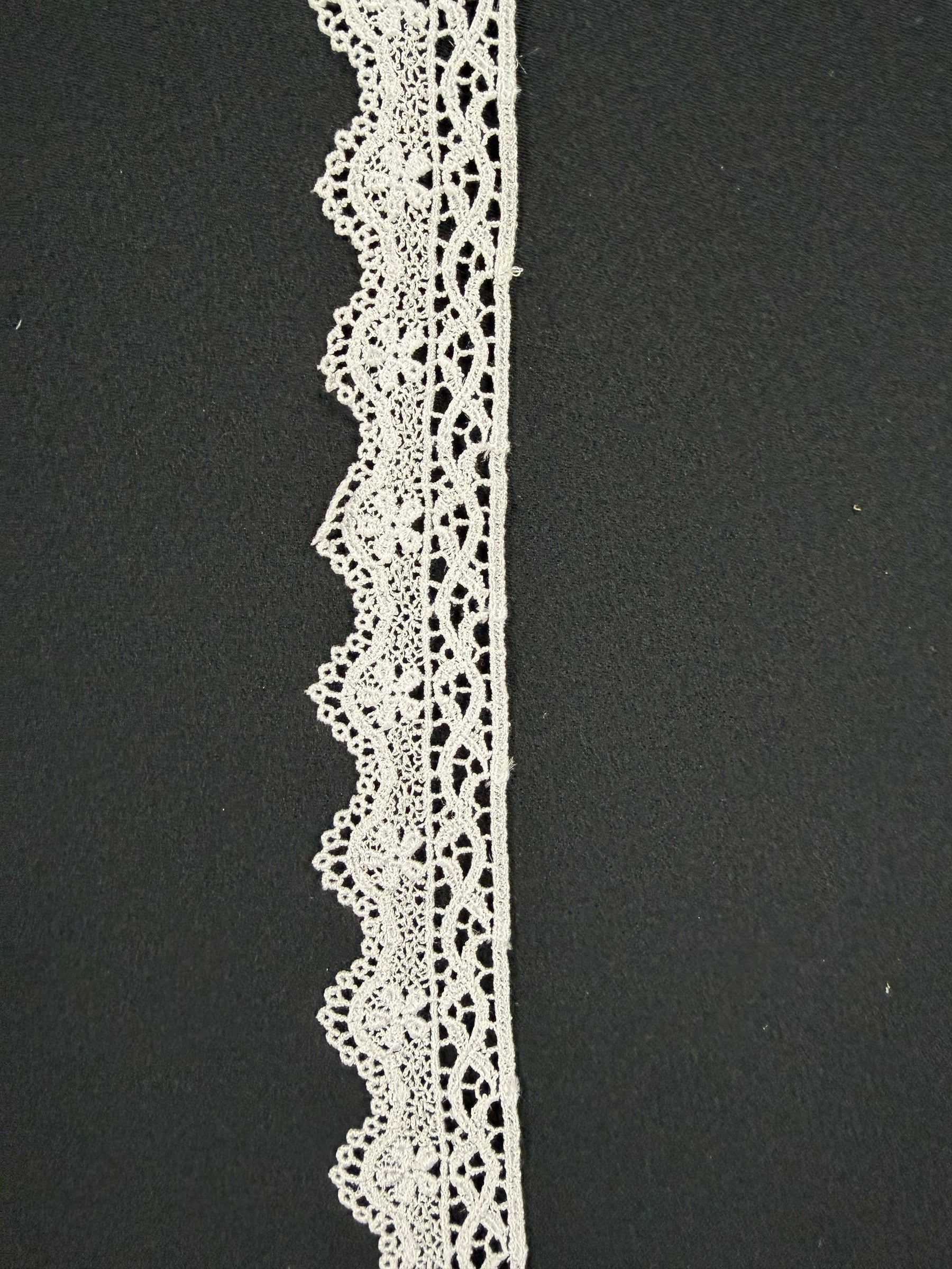 Bordure blanche brodée - T19