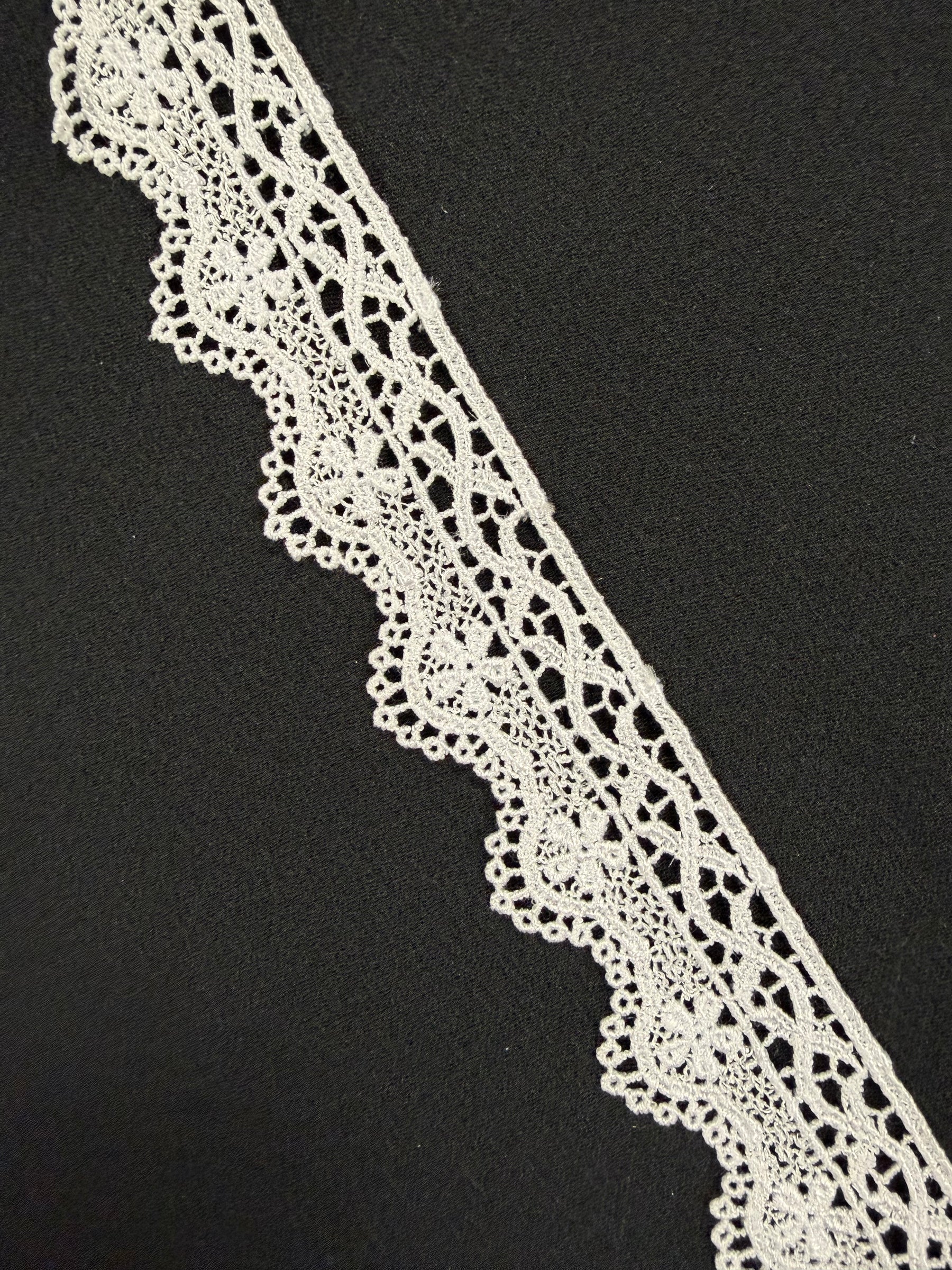 Bordure blanche brodée - T19