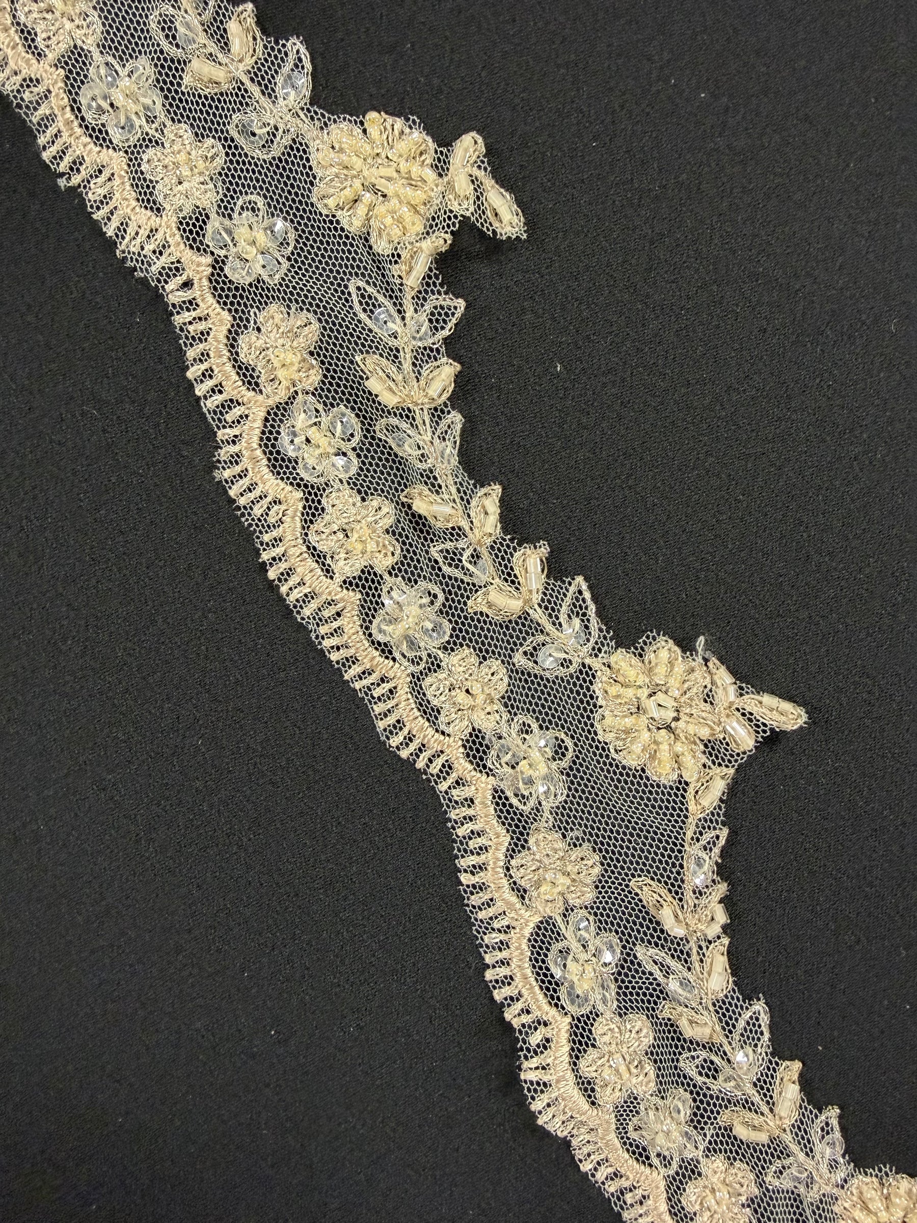 Ivoire/Champagne/Or avec bordure en dentelle - T52
