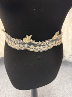Ivoire/Champagne/Or avec bordure en dentelle - T52