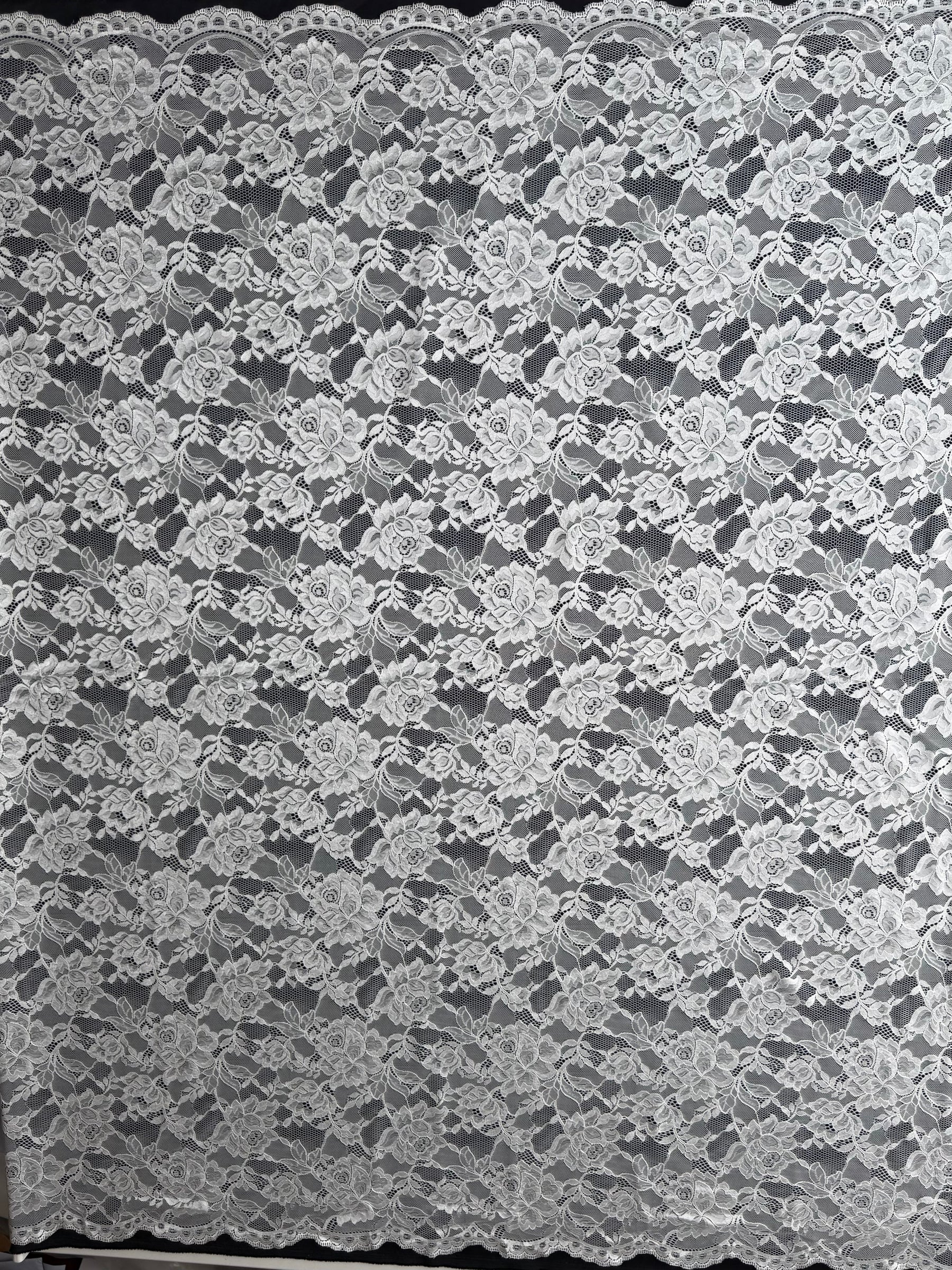 Dentelle Raschel ivoire - P212