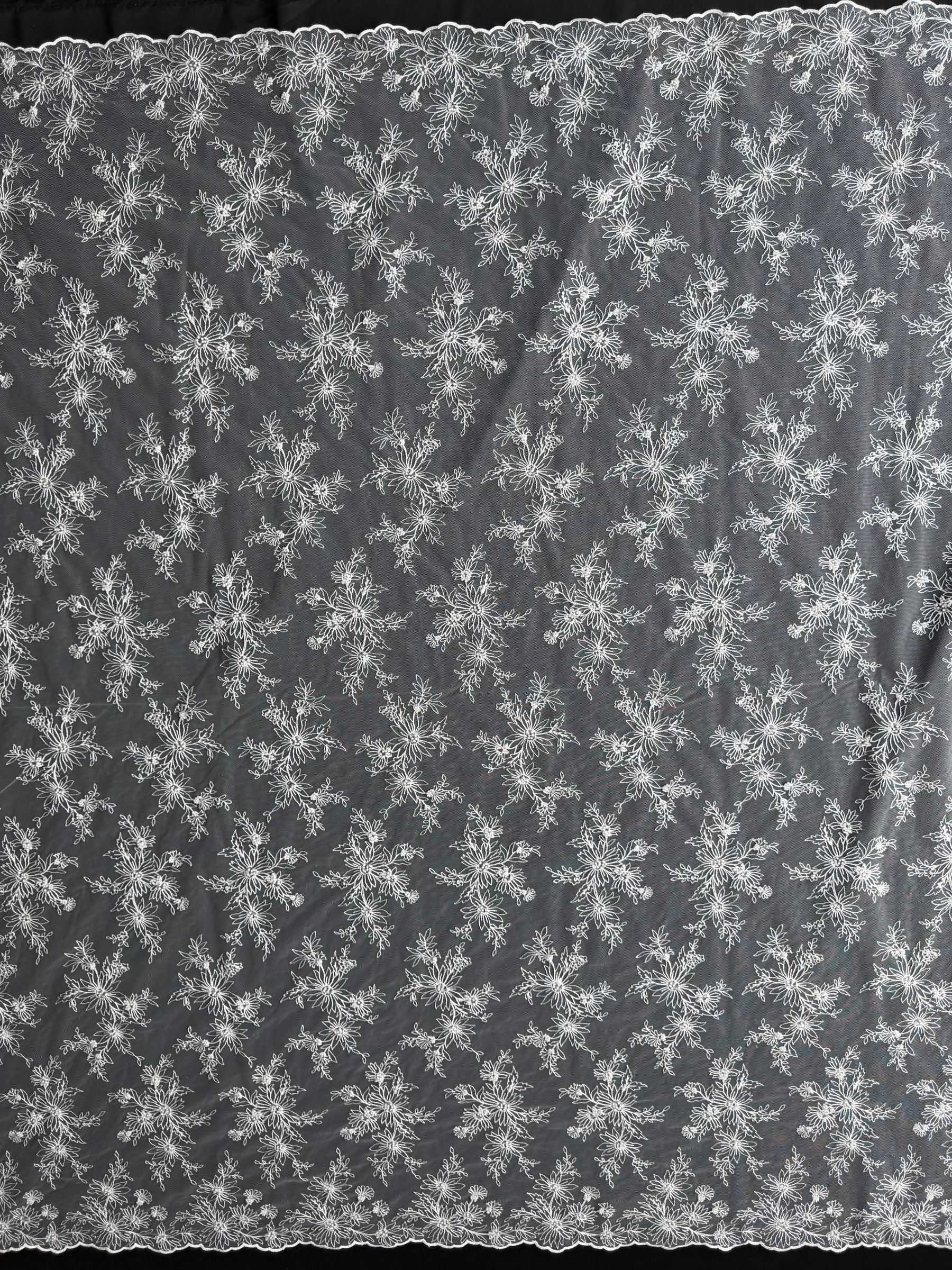 Tulle brodé de perles ivoire - EB1084