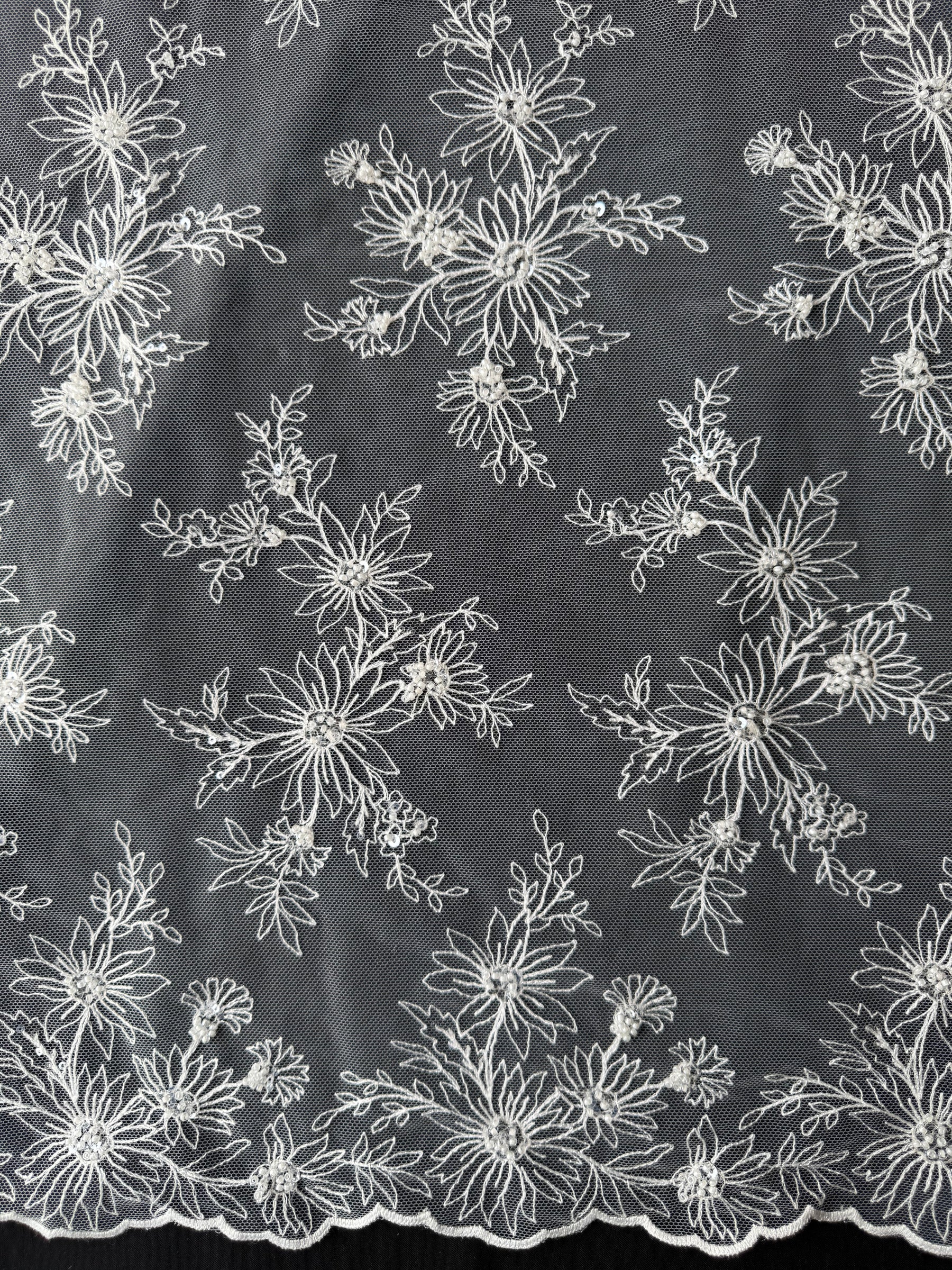 Tulle brodé de perles ivoire - EB1084