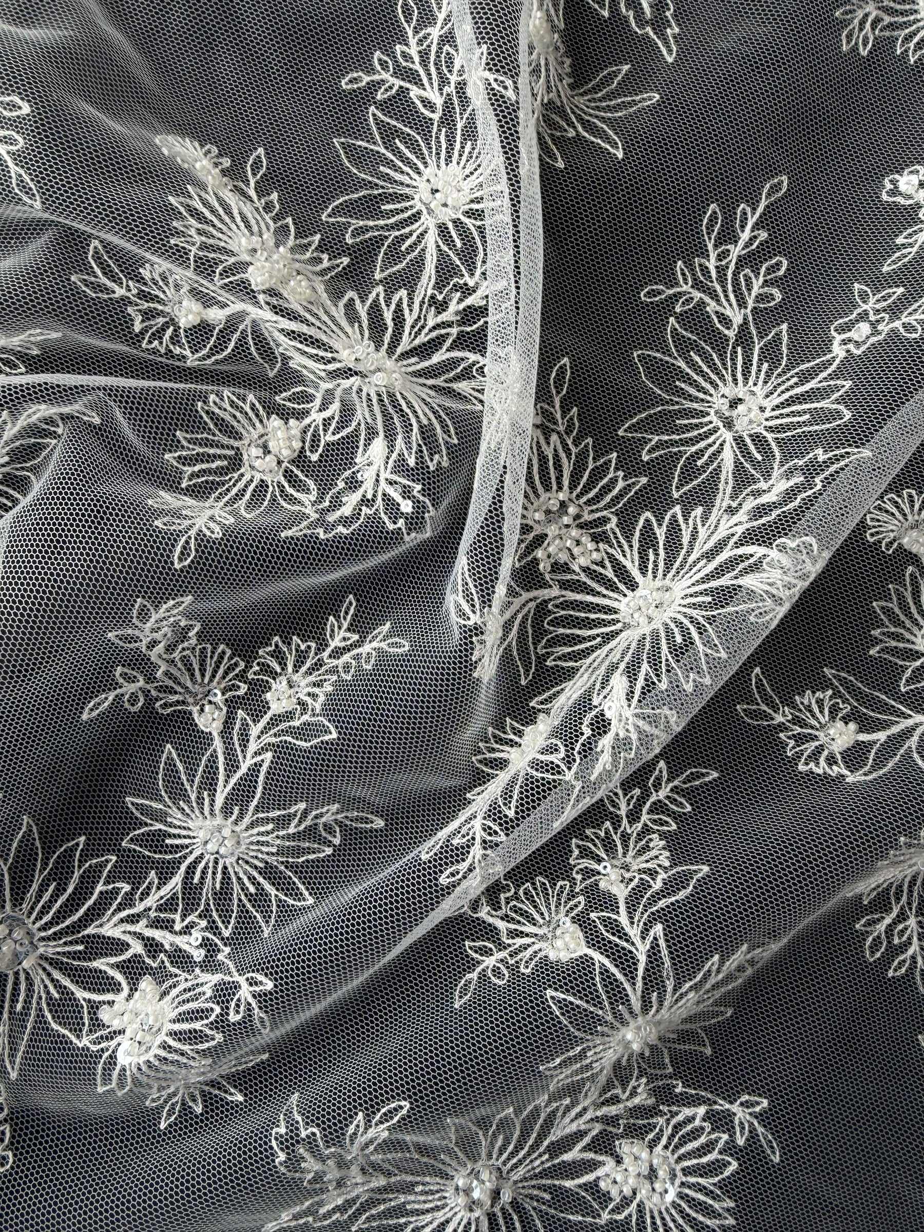Tulle brodé de perles ivoire - EB1084