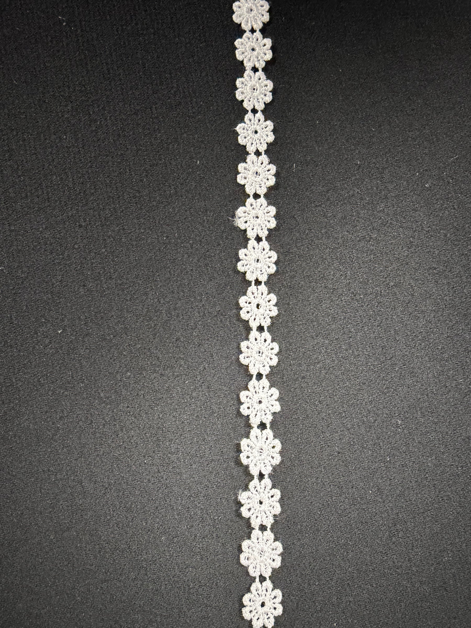 Bordure blanche brodée - T56