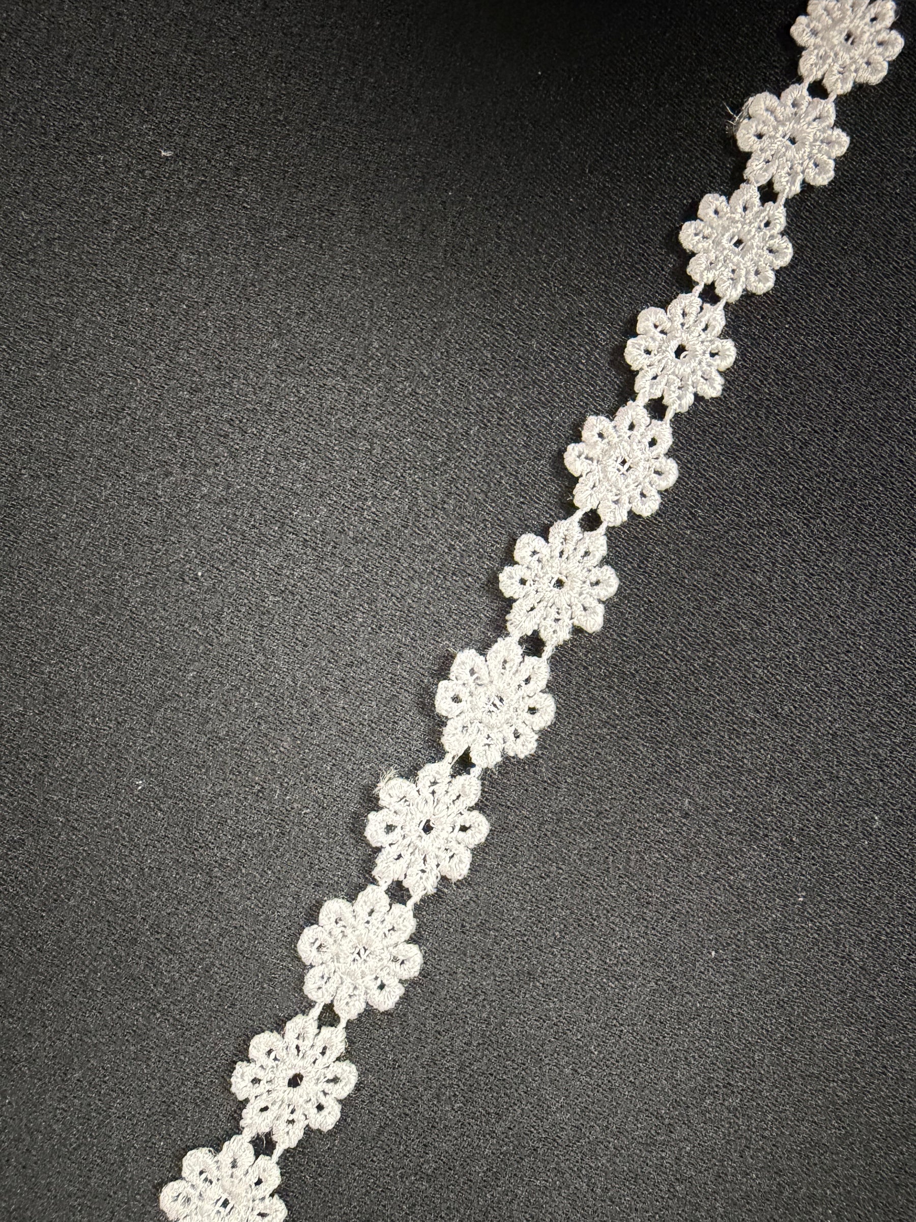 Bordure blanche brodée - T56