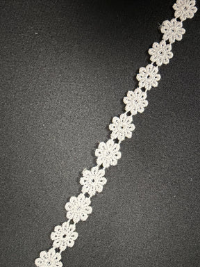 Bordure blanche brodée - T56