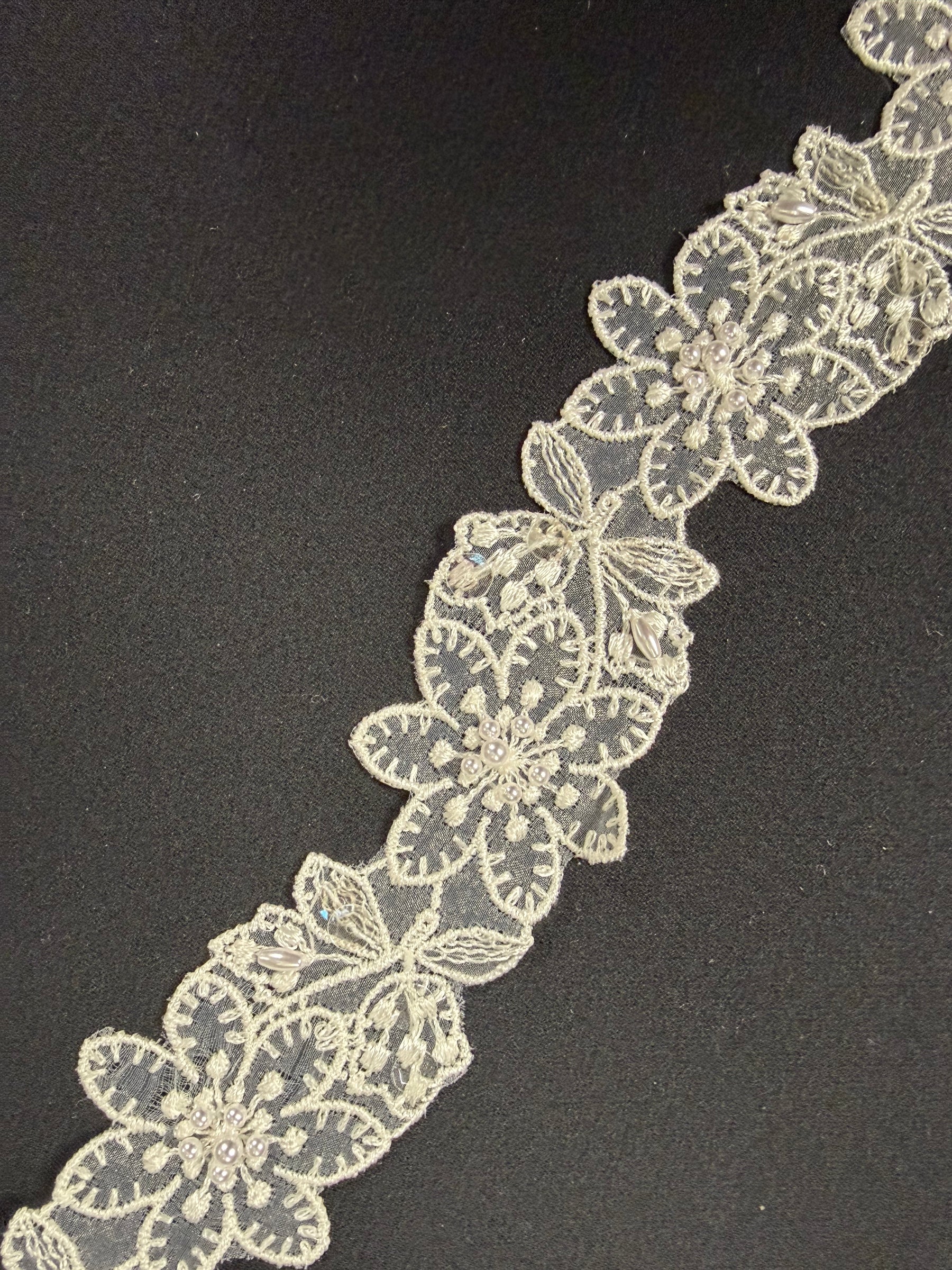 Bordure de perles et sequins ivoire - T12