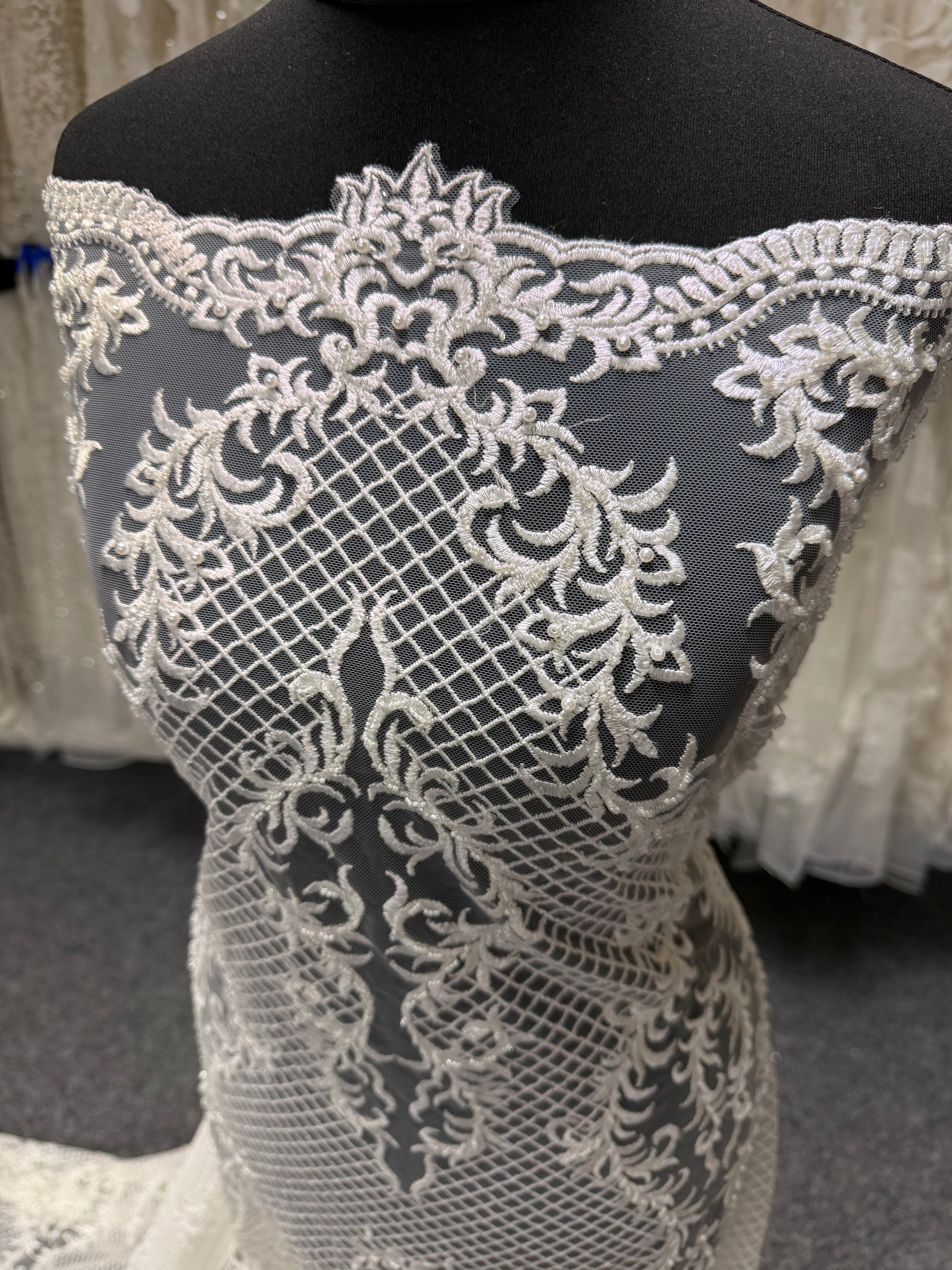 Tulle brodé de perles ivoire - EB1020