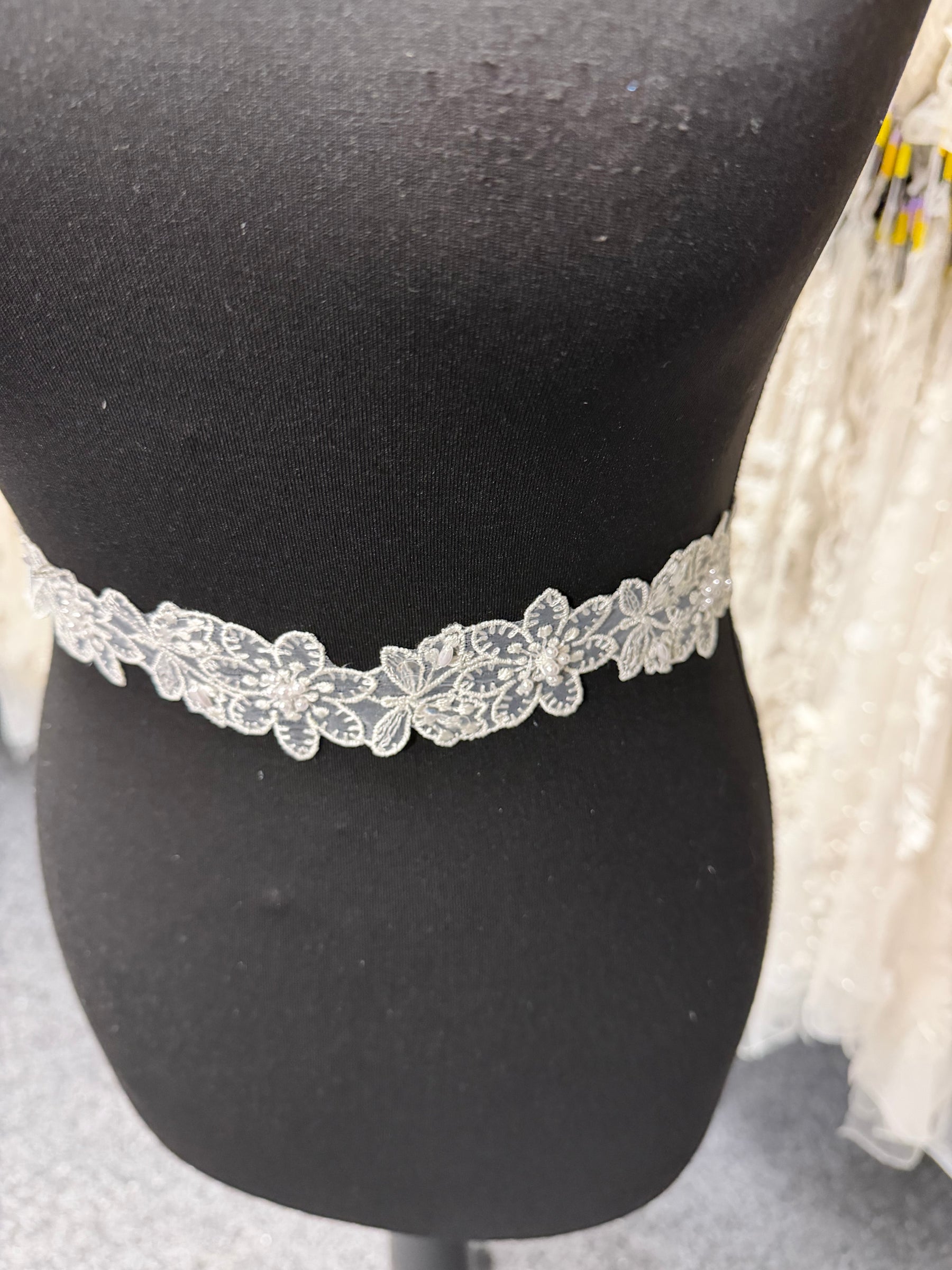 Bordure de perles et sequins ivoire - T12