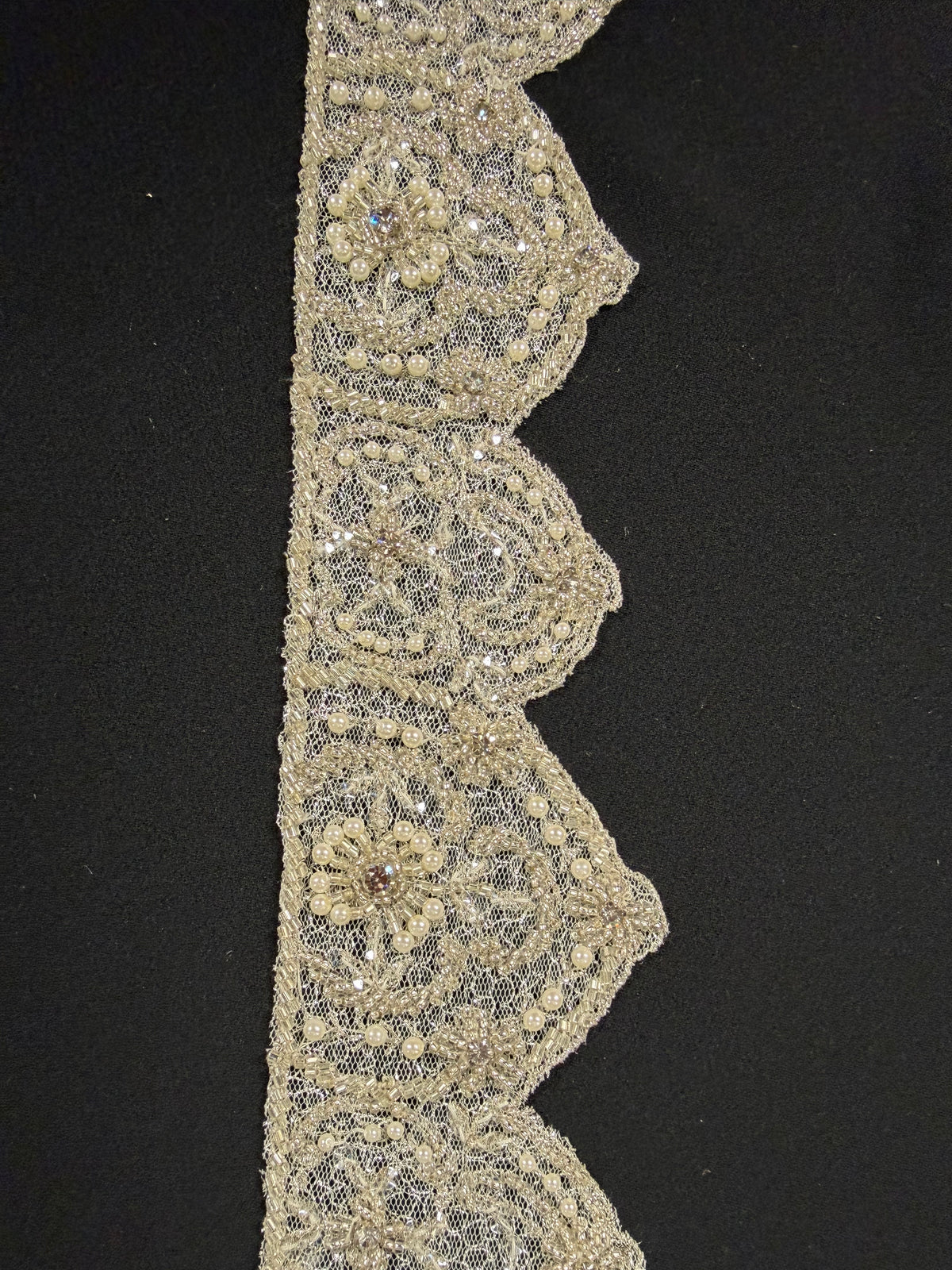 Bordure à sequins et perles en cristal/ivoire/argent - T197