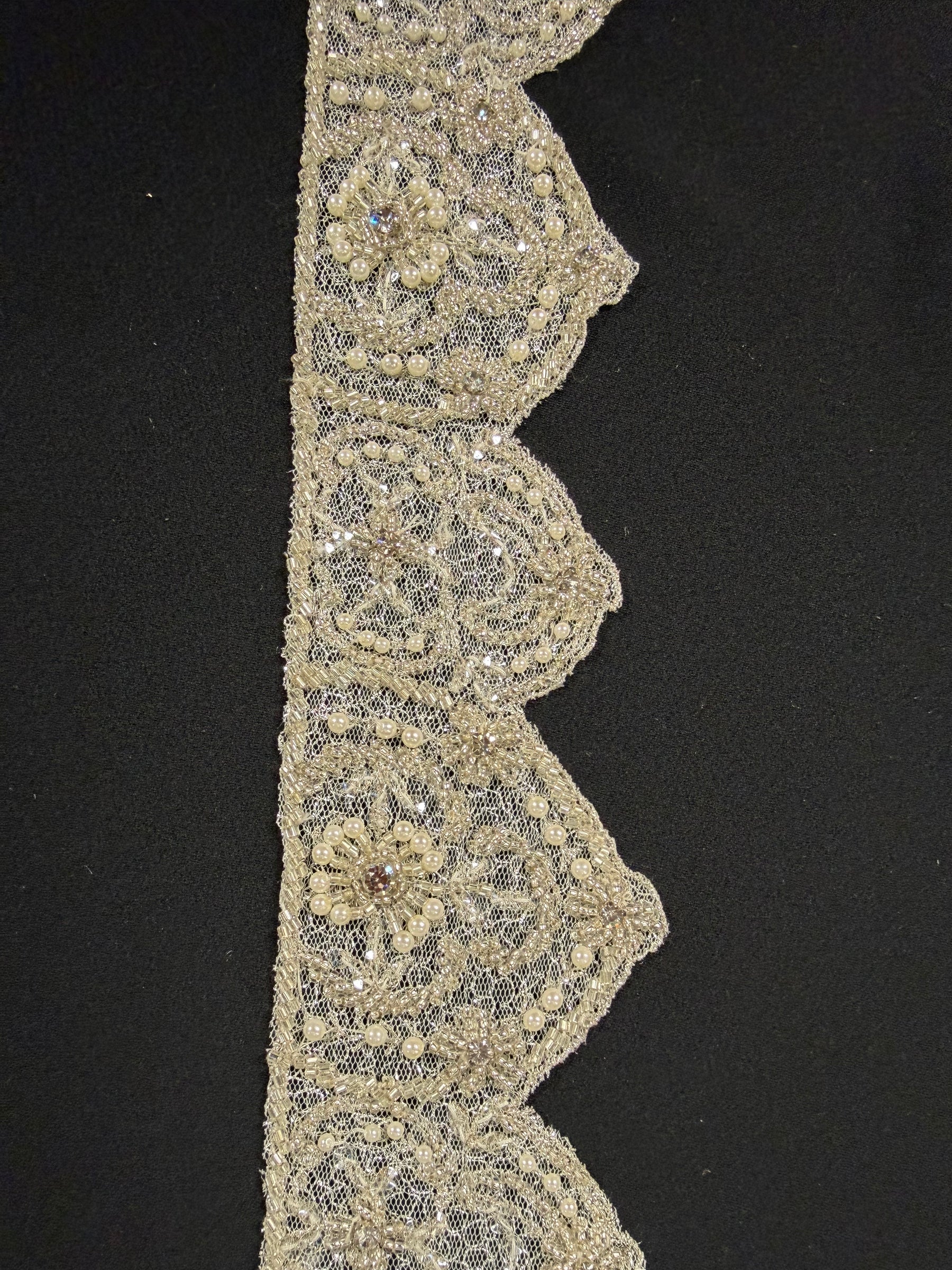Bordure à sequins et perles en cristal/ivoire/argent - T197