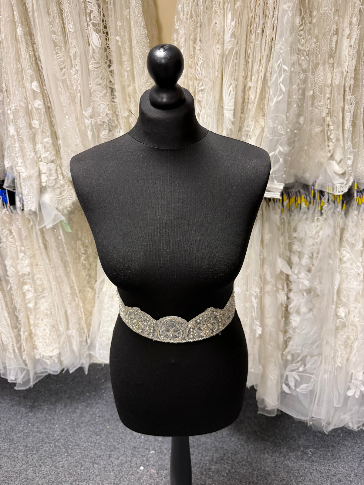 Bordure à sequins et perles en cristal/ivoire/argent - T197