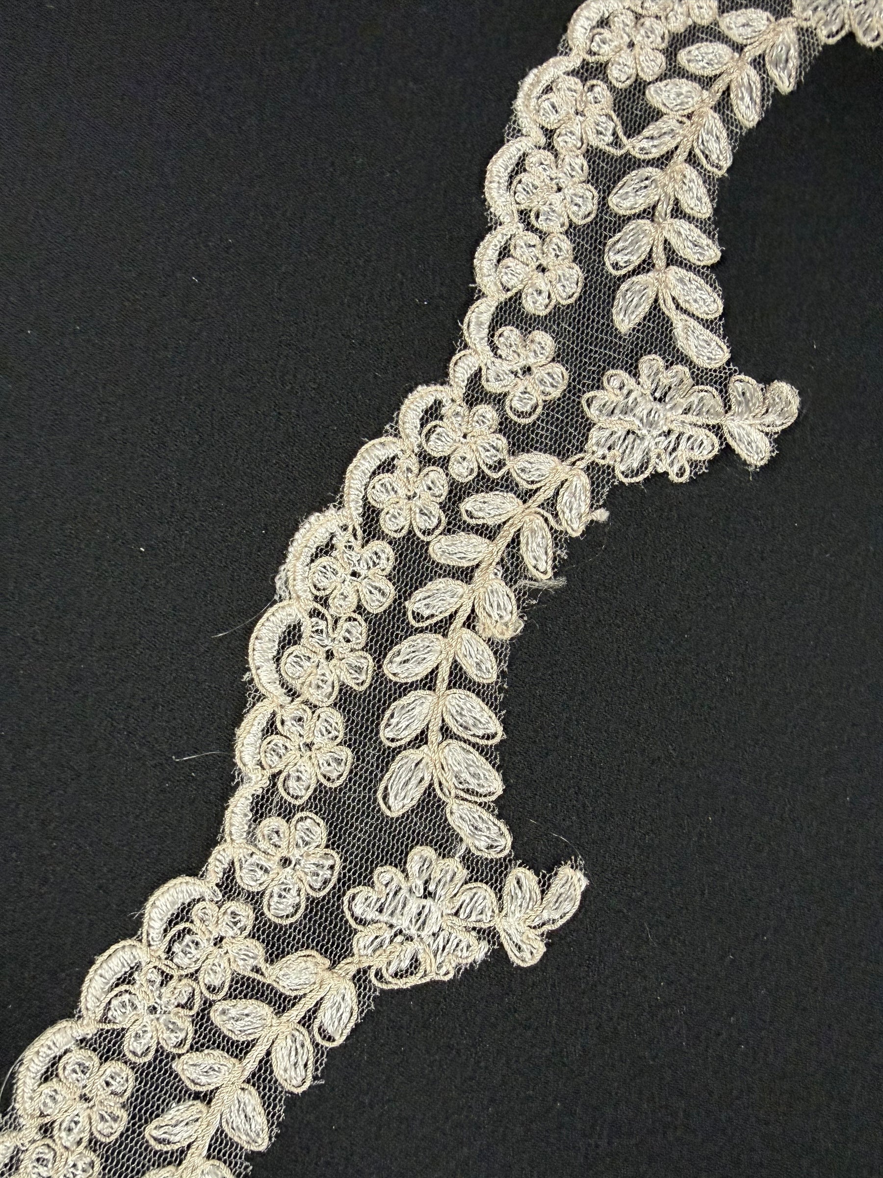 Bordure brodée ivoire/champagne - T35