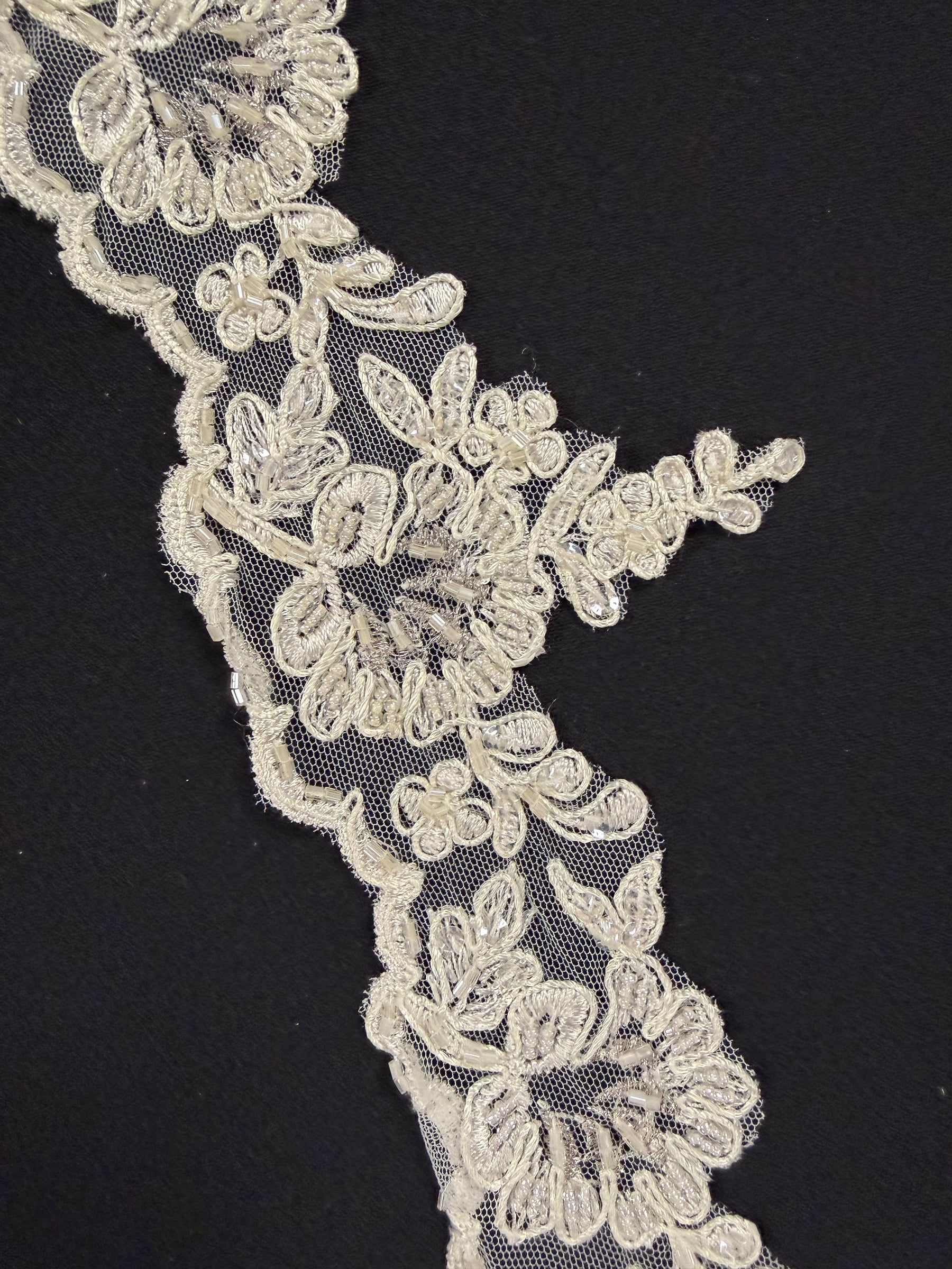 Bordure à perles et sequins ivoire/argent - T55