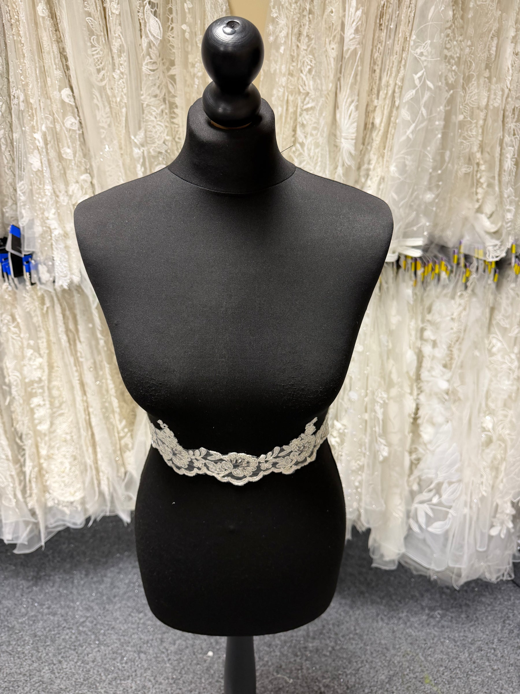 Bordure à perles et sequins ivoire/argent - T55