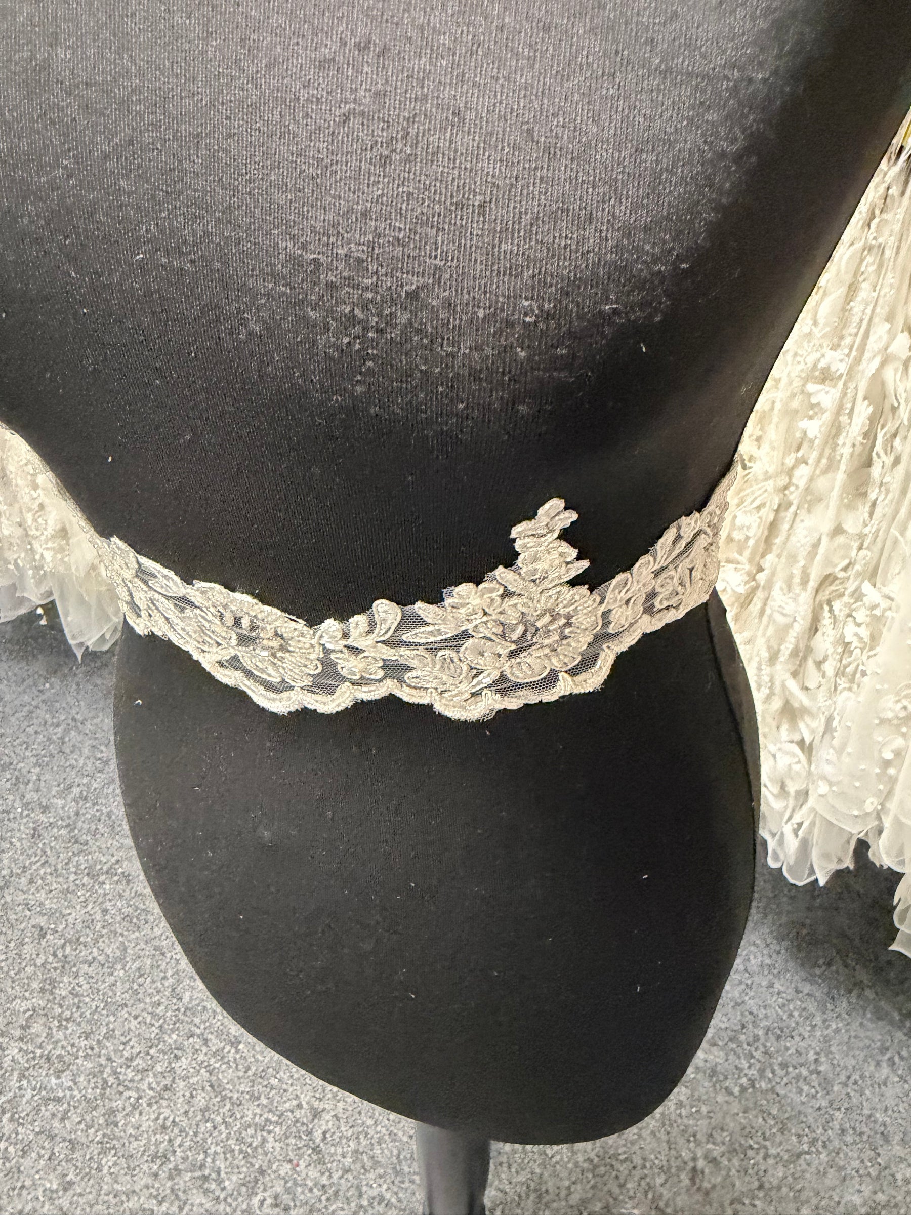 Bordure à perles et sequins ivoire/argent - T55