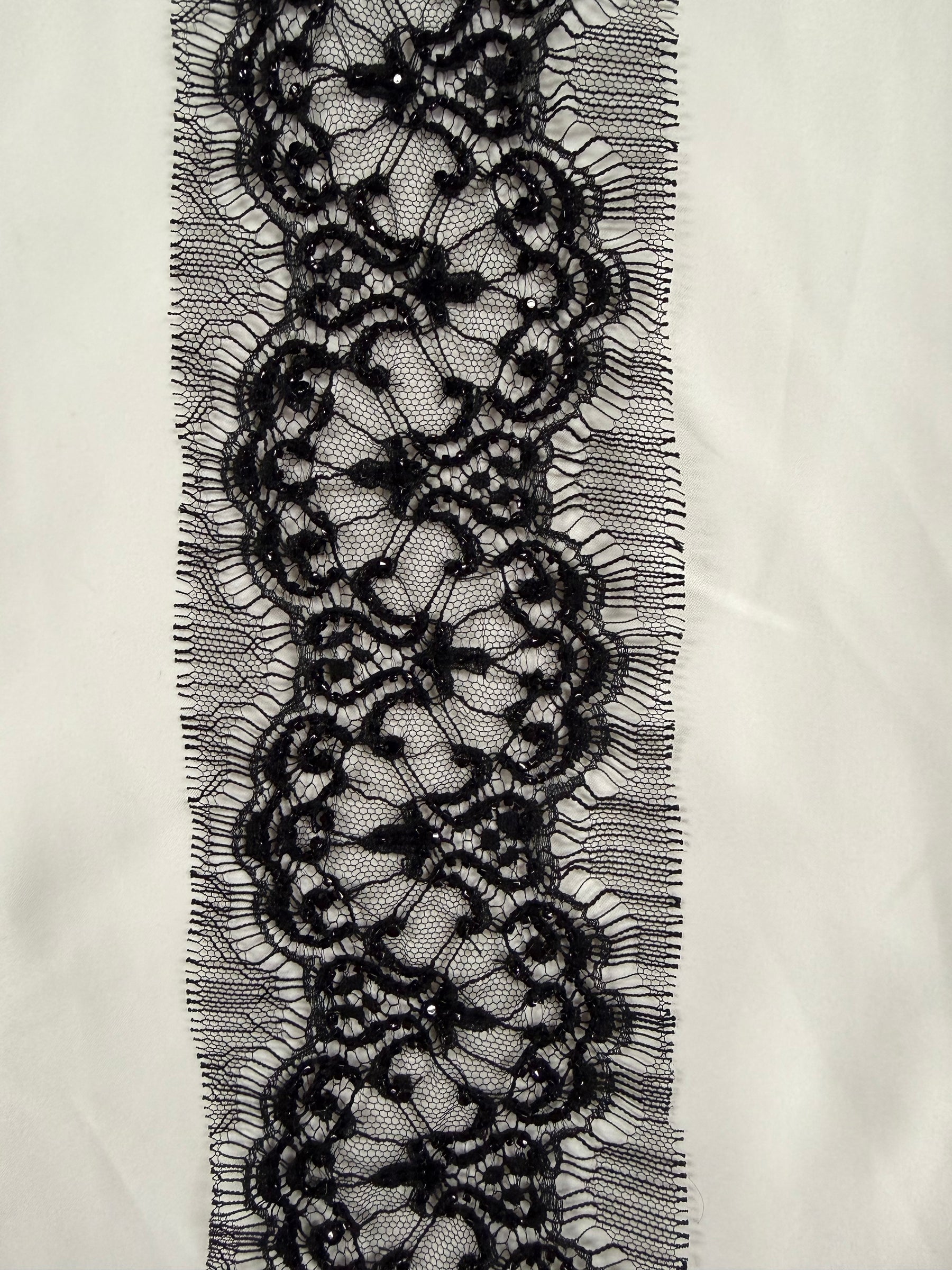 Bordure Chantilly française en perles noires/cristal - T176