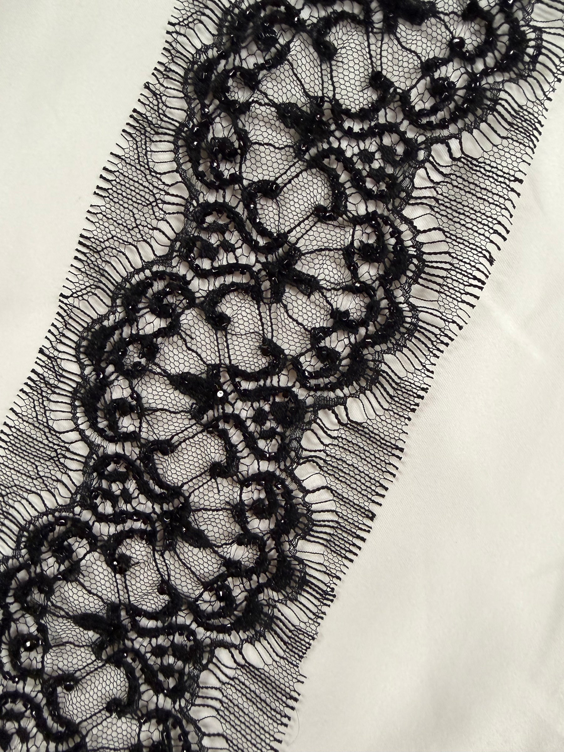 Bordure Chantilly française en perles noires/cristal - T176