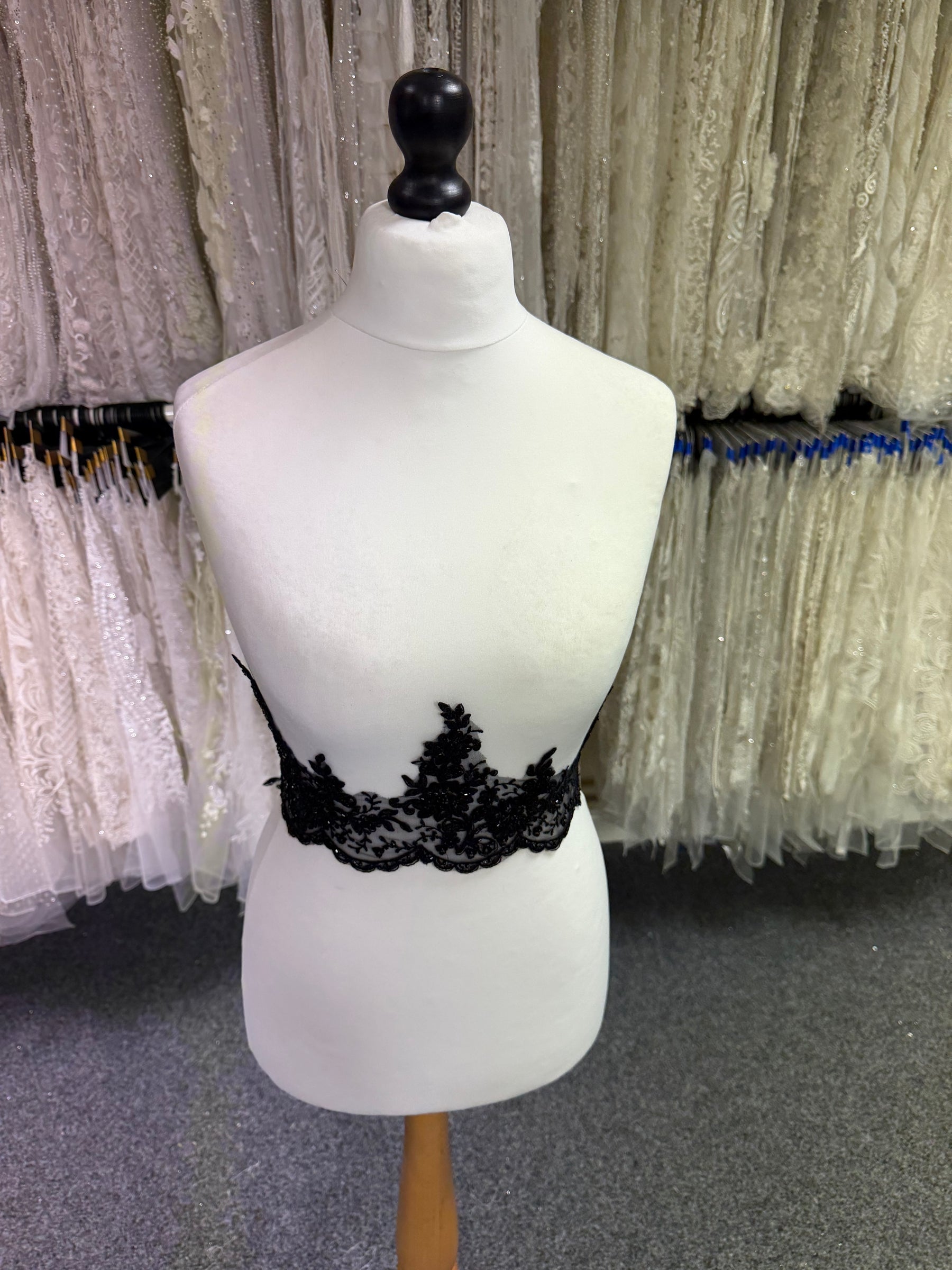 Bordure perlée et à sequins avec cordon noir - T270