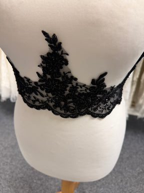 Bordure perlée et à sequins avec cordon noir - T270