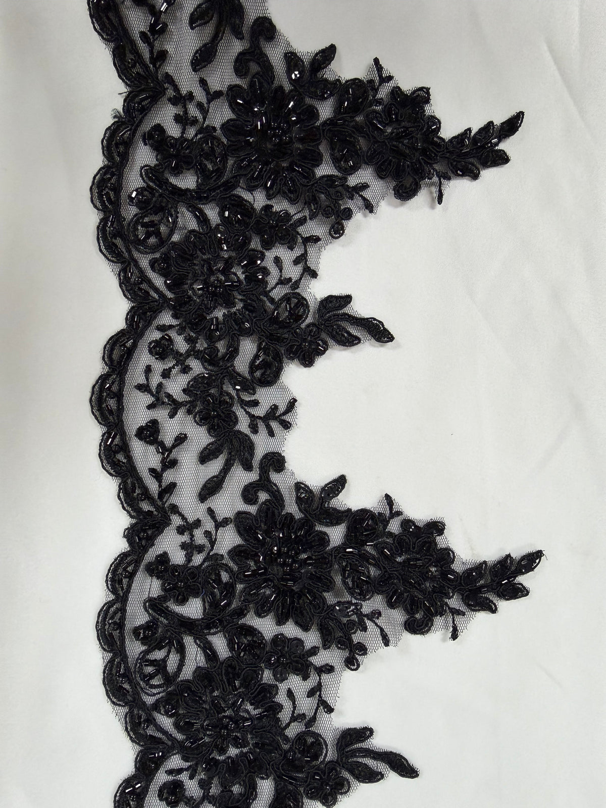 Bordure perlée et à sequins avec cordon noir - T270