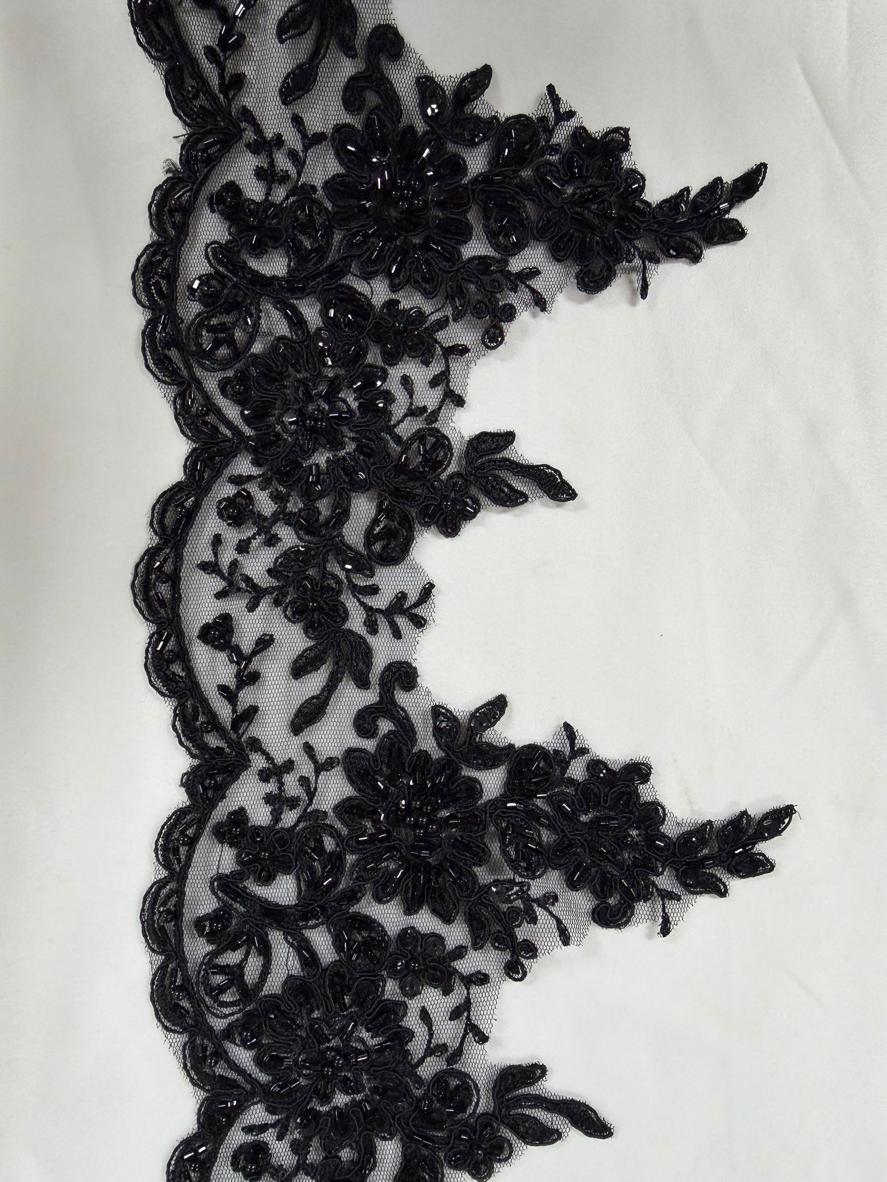 Bordure perlée et à sequins avec cordon noir - T270