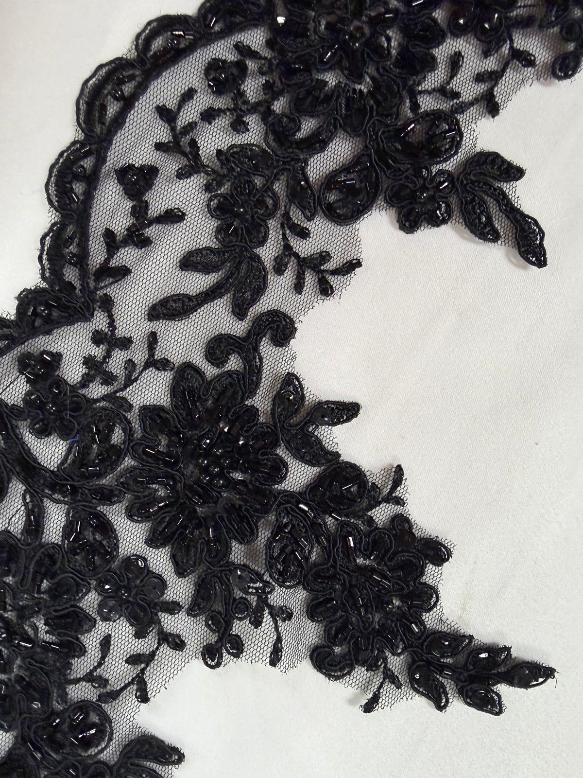 Bordure perlée et à sequins avec cordon noir - T270