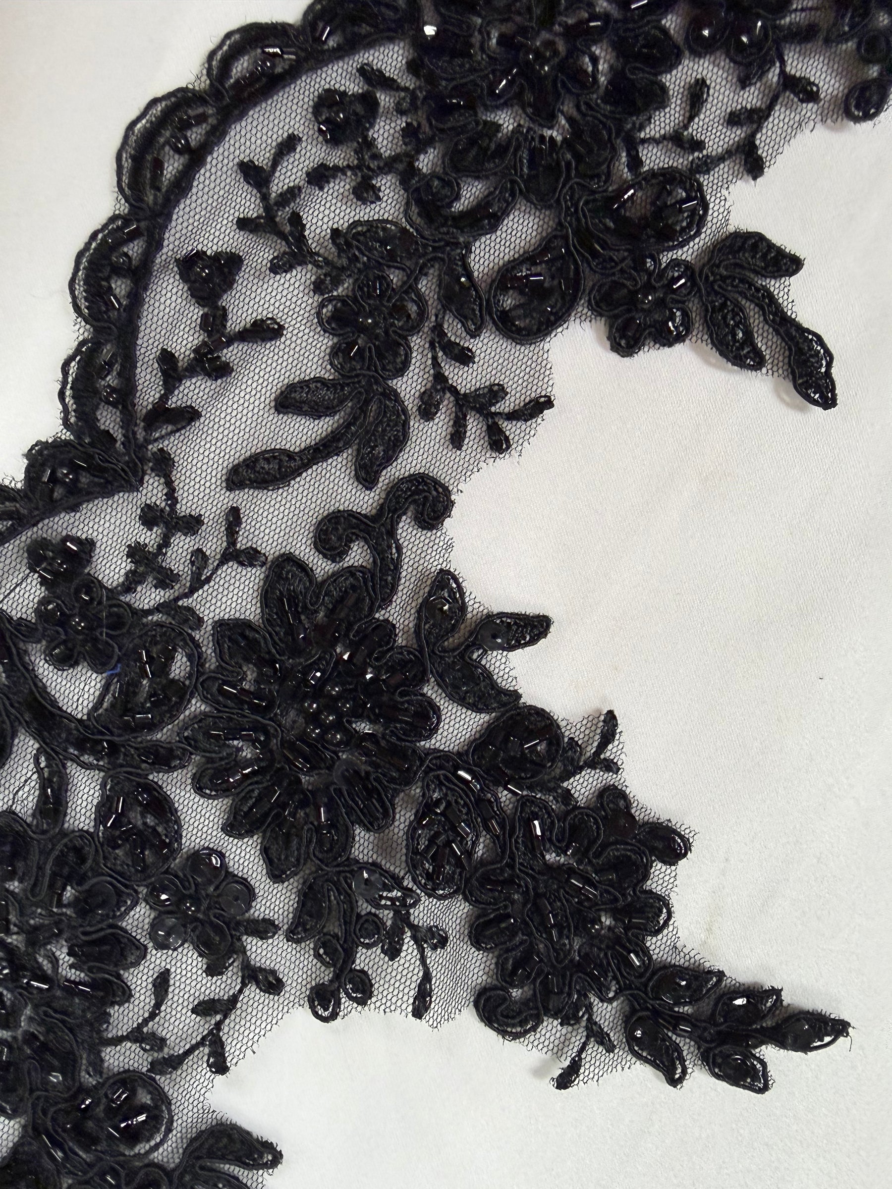 Bordure perlée et à sequins avec cordon noir - T270