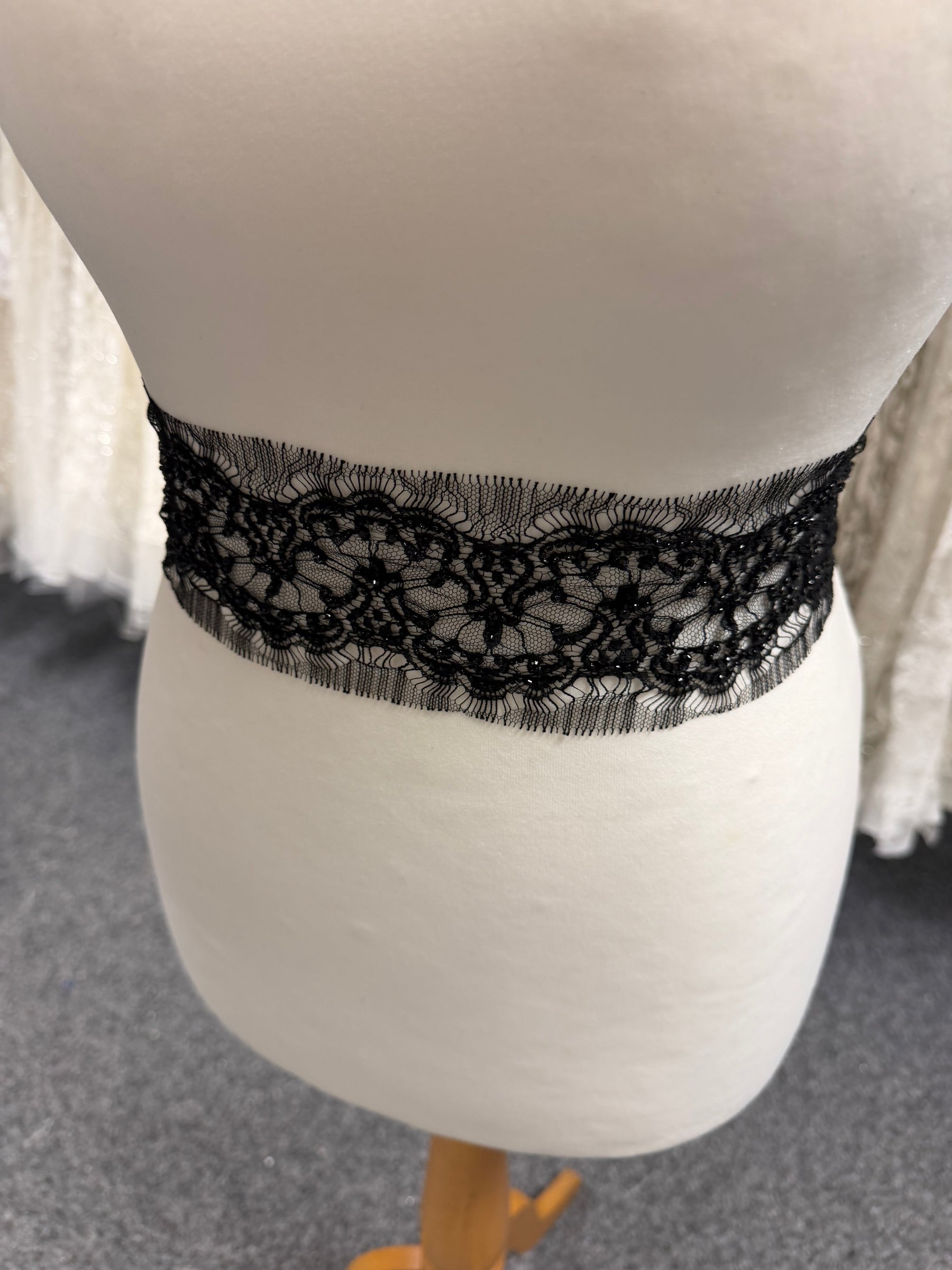 Bordure Chantilly française en perles noires/cristal - T176