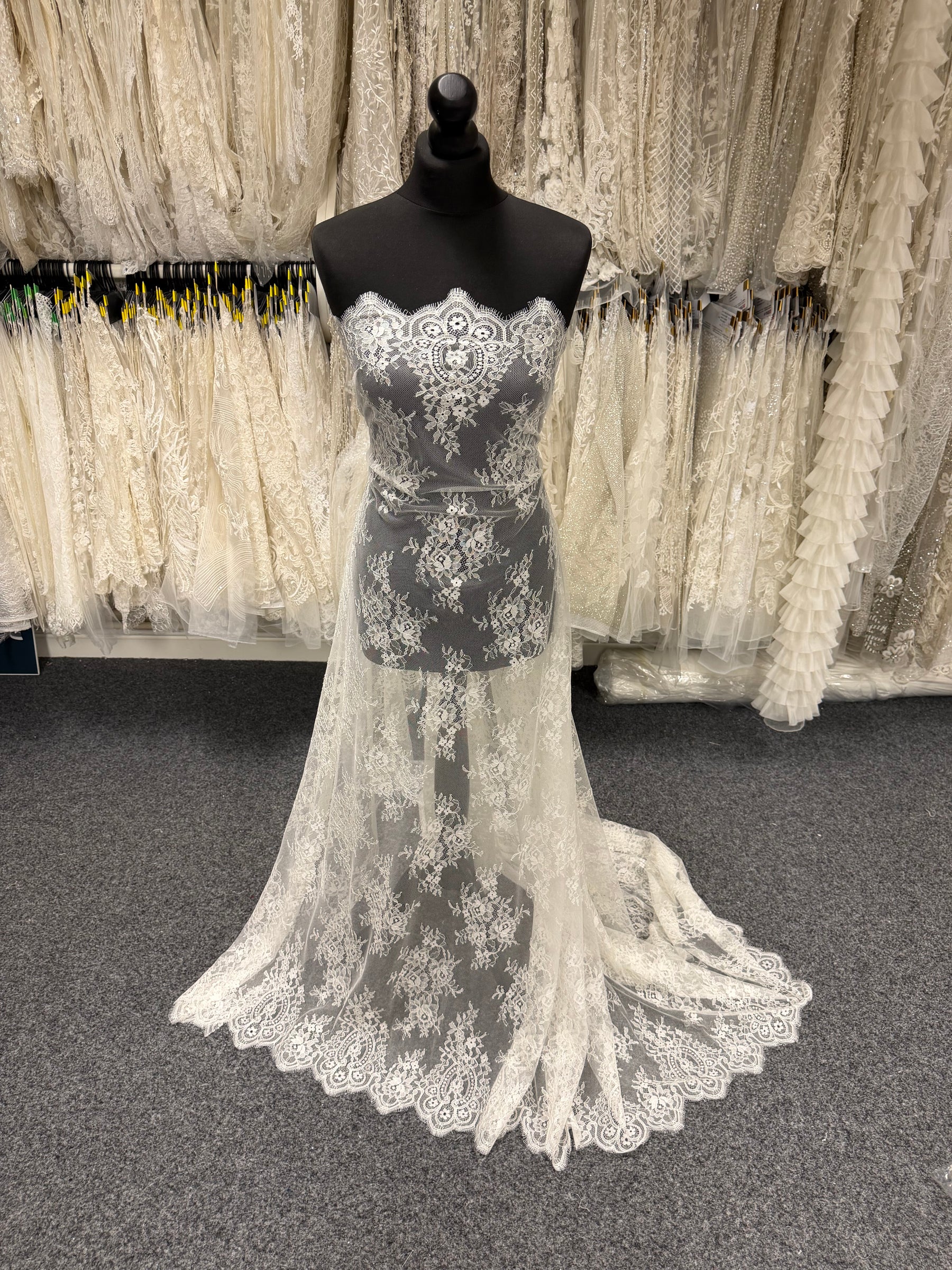 Ivory Raschel Lace - P393