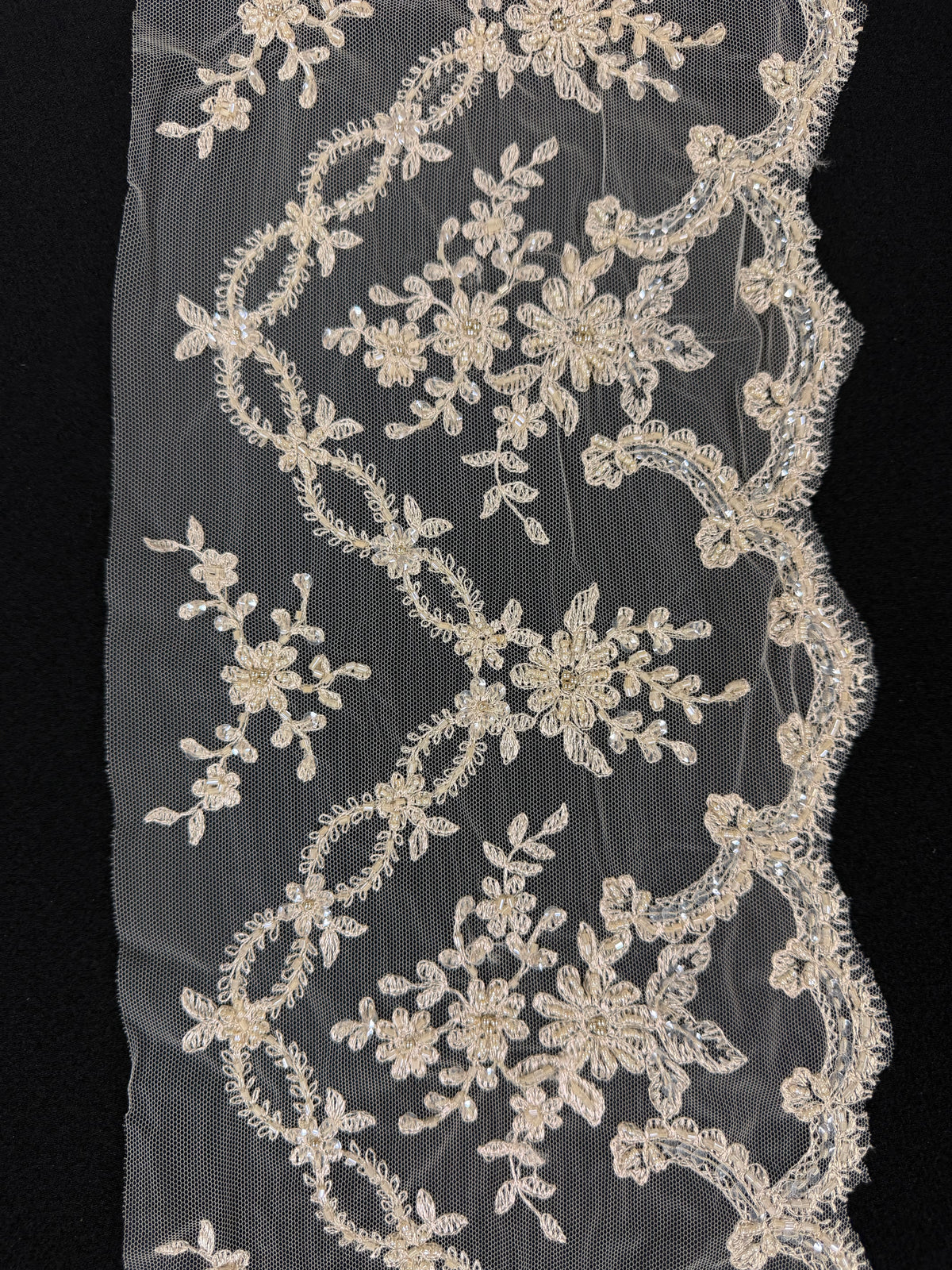 Bordure à sequins et perles champagne - T89