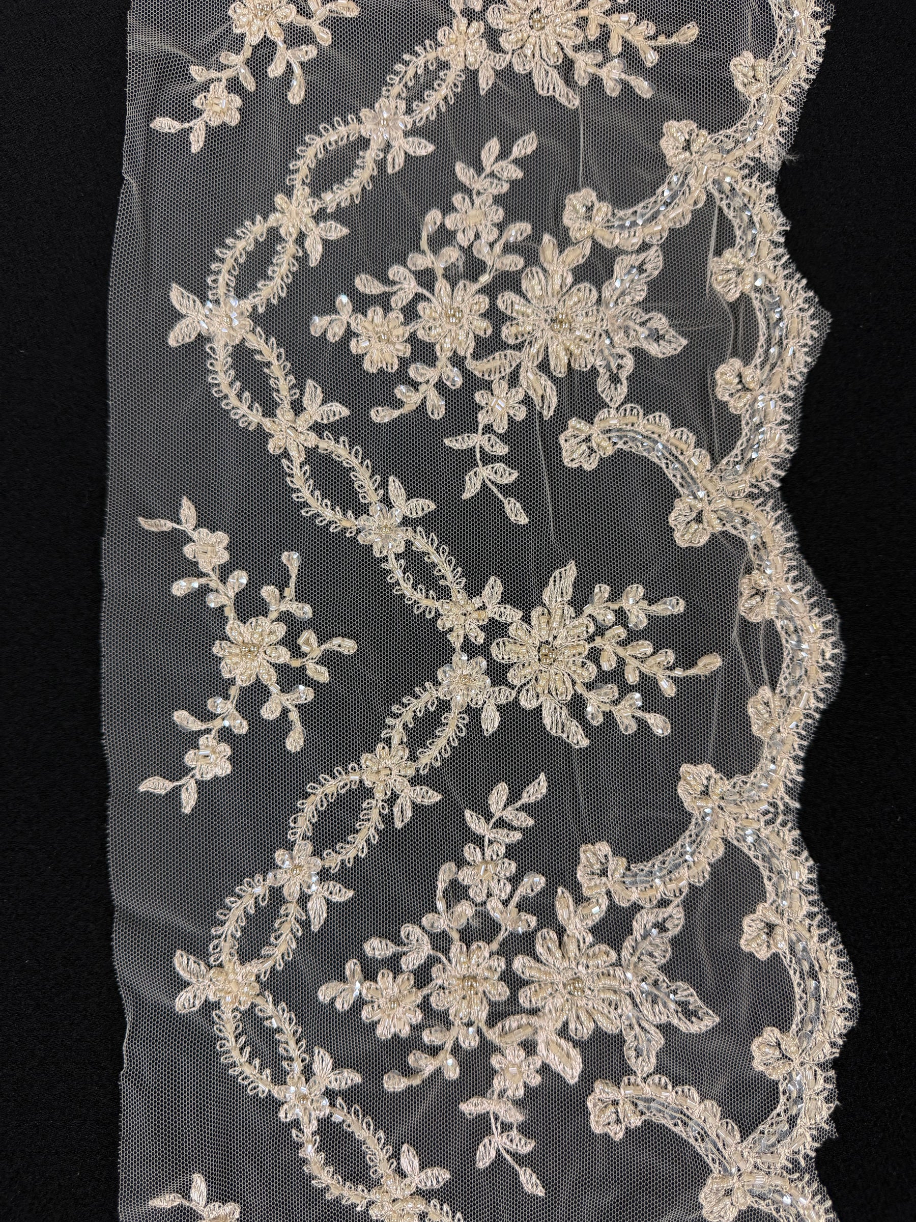 Bordure à sequins et perles champagne - T89