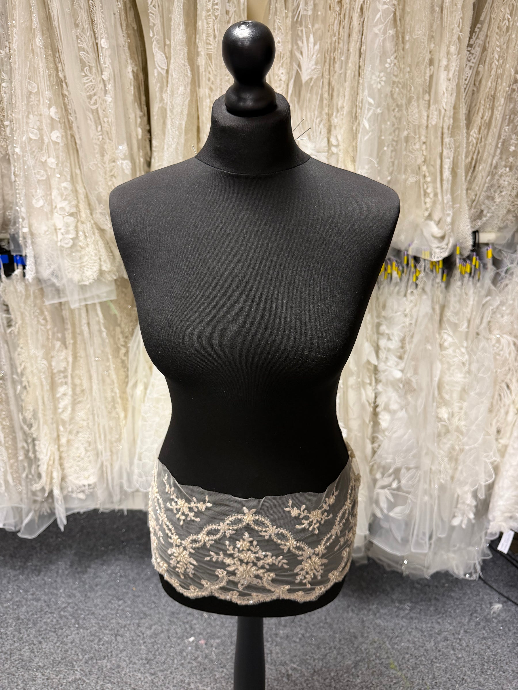 Bordure à sequins et perles champagne - T89