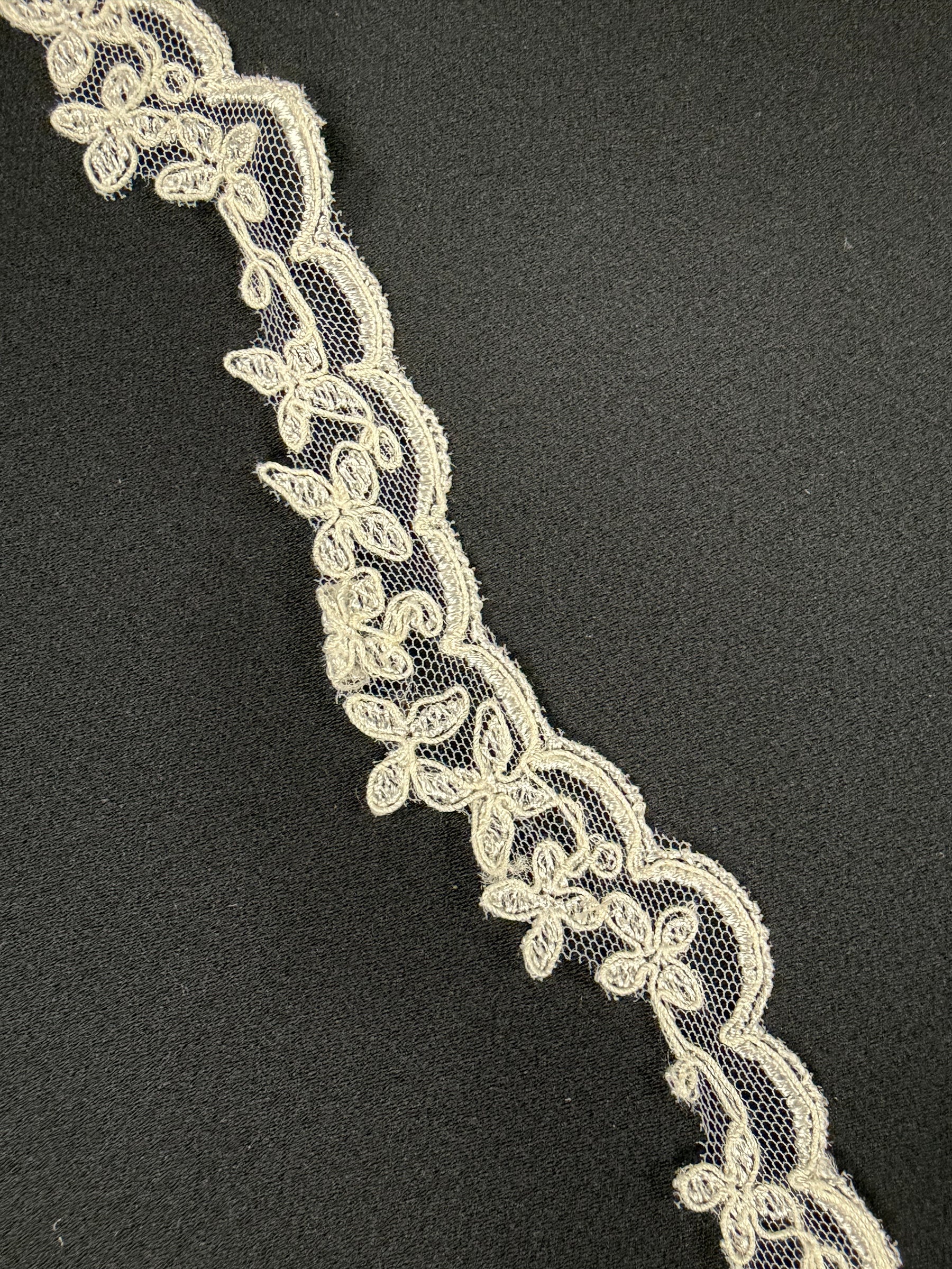 Garniture en dentelle cordée ivoire - T88