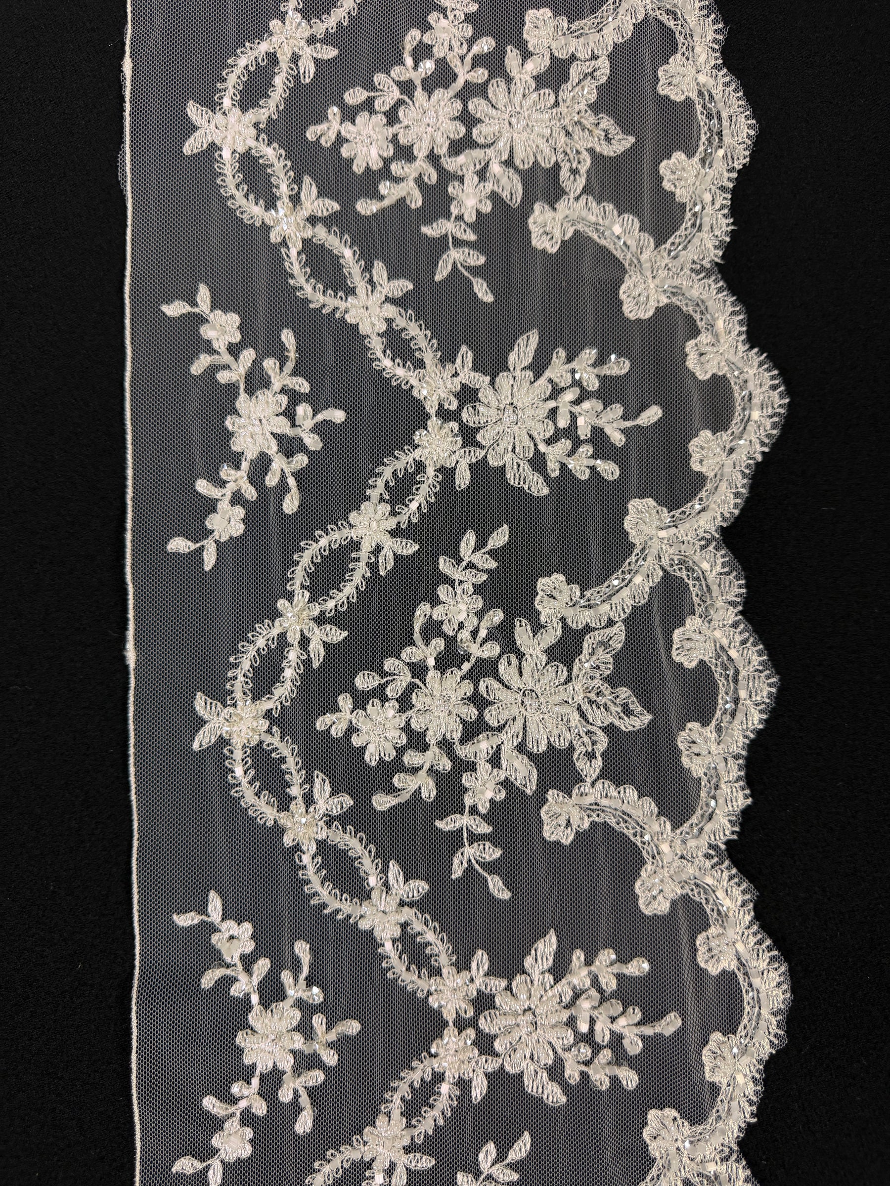 Bordure ivoire à perles et sequins - T89