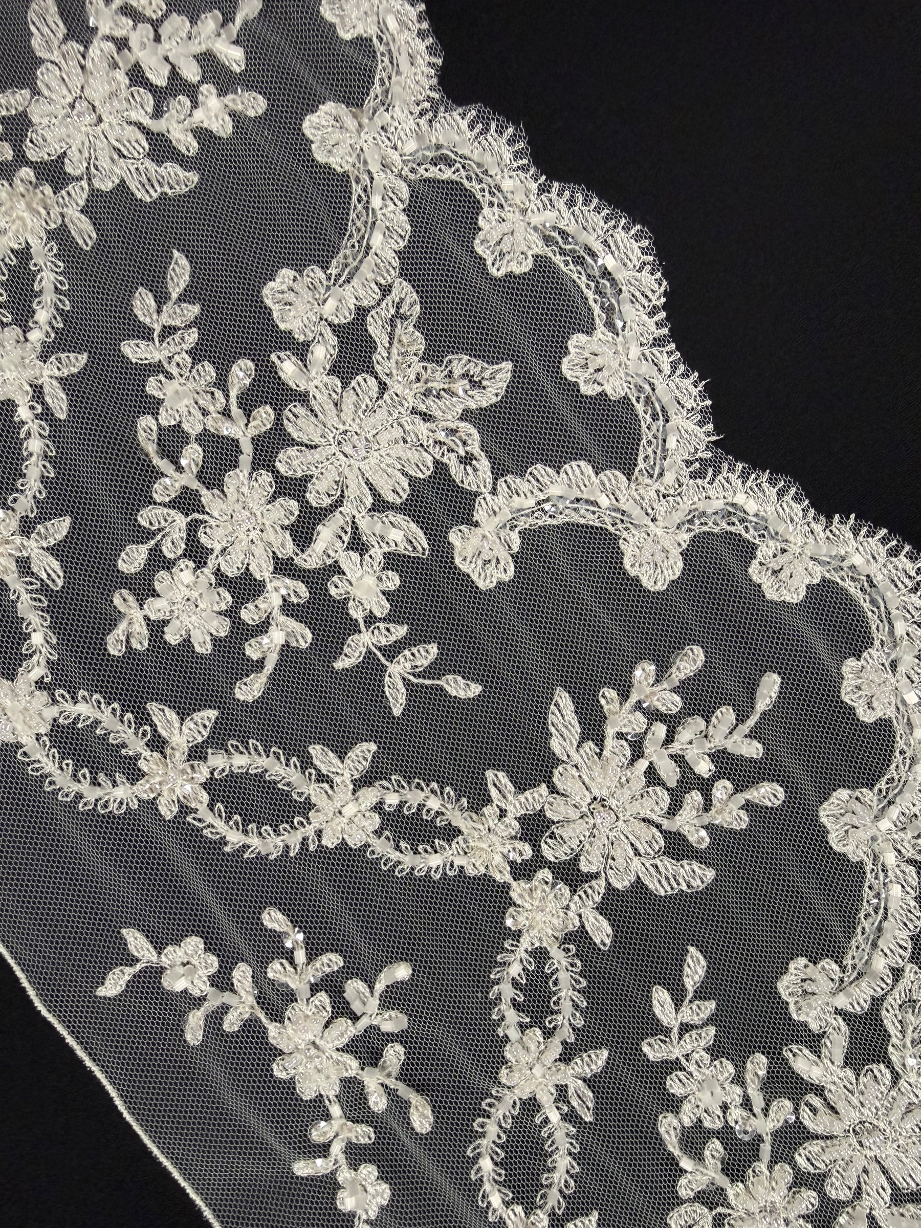 Bordure ivoire à perles et sequins - T89