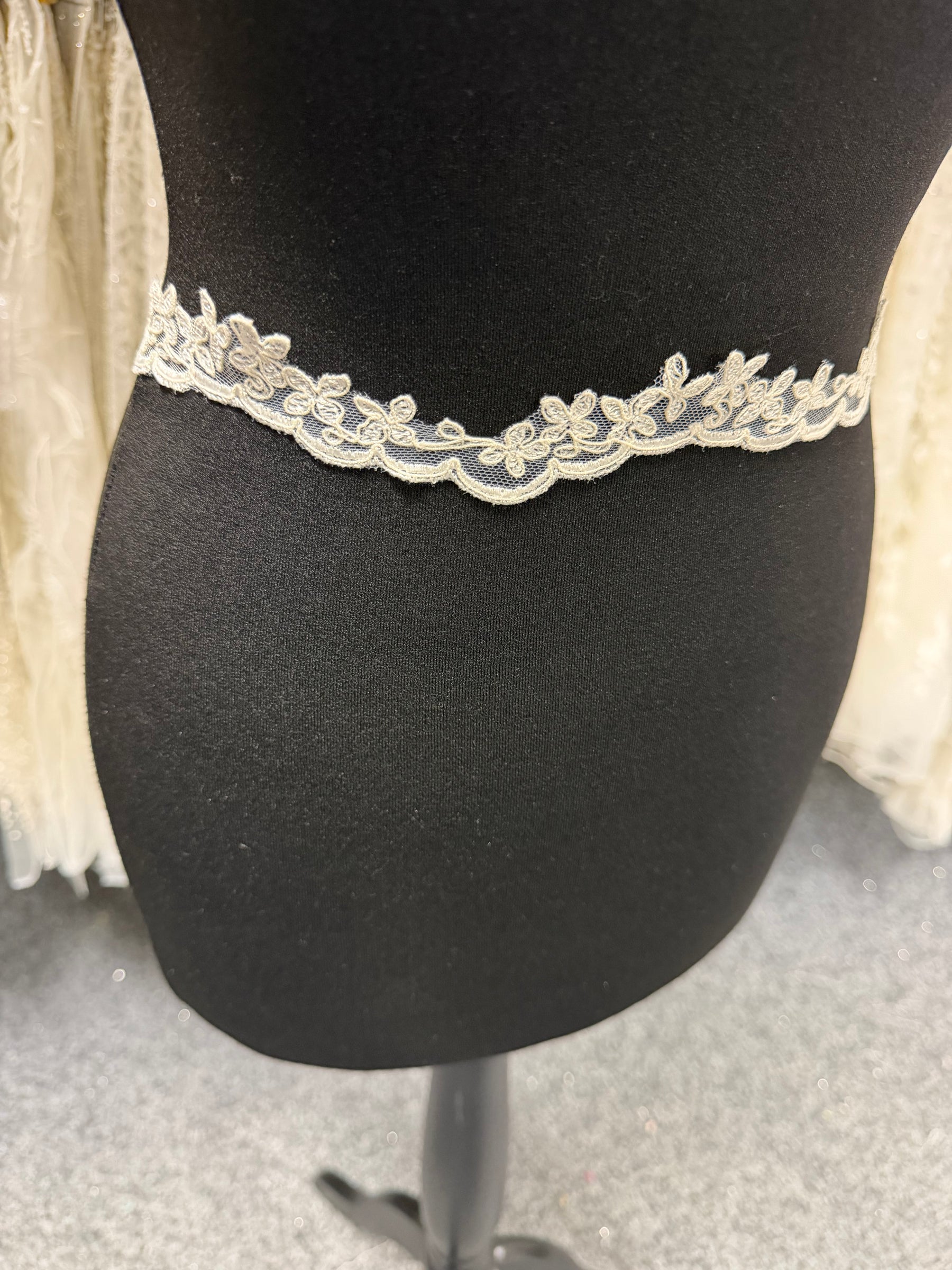 Garniture en dentelle cordée ivoire - T88