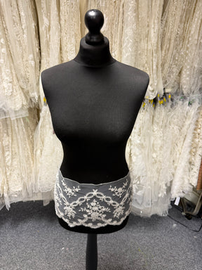 Bordure ivoire à perles et sequins - T89
