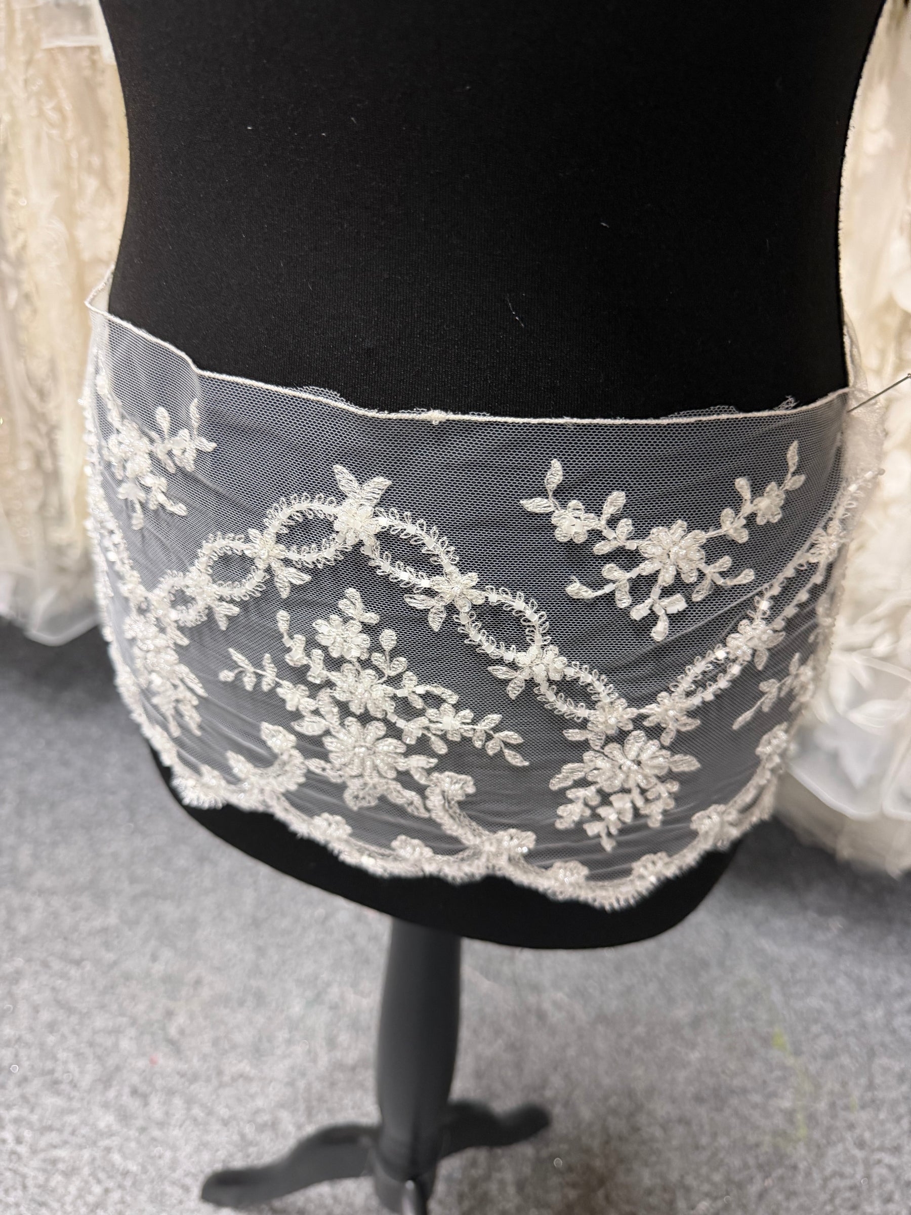 Bordure ivoire à perles et sequins - T89