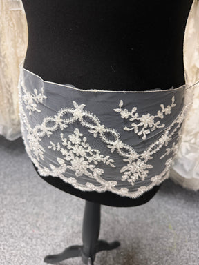 Bordure ivoire à perles et sequins - T89